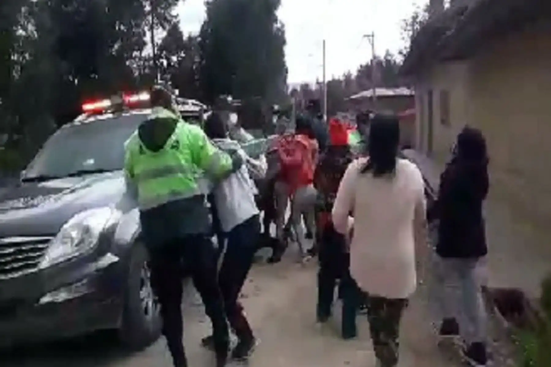 Jauja: detienen a 6  personas por tratar de impedir que se practique descarte del Covid-19 a sus familiares.