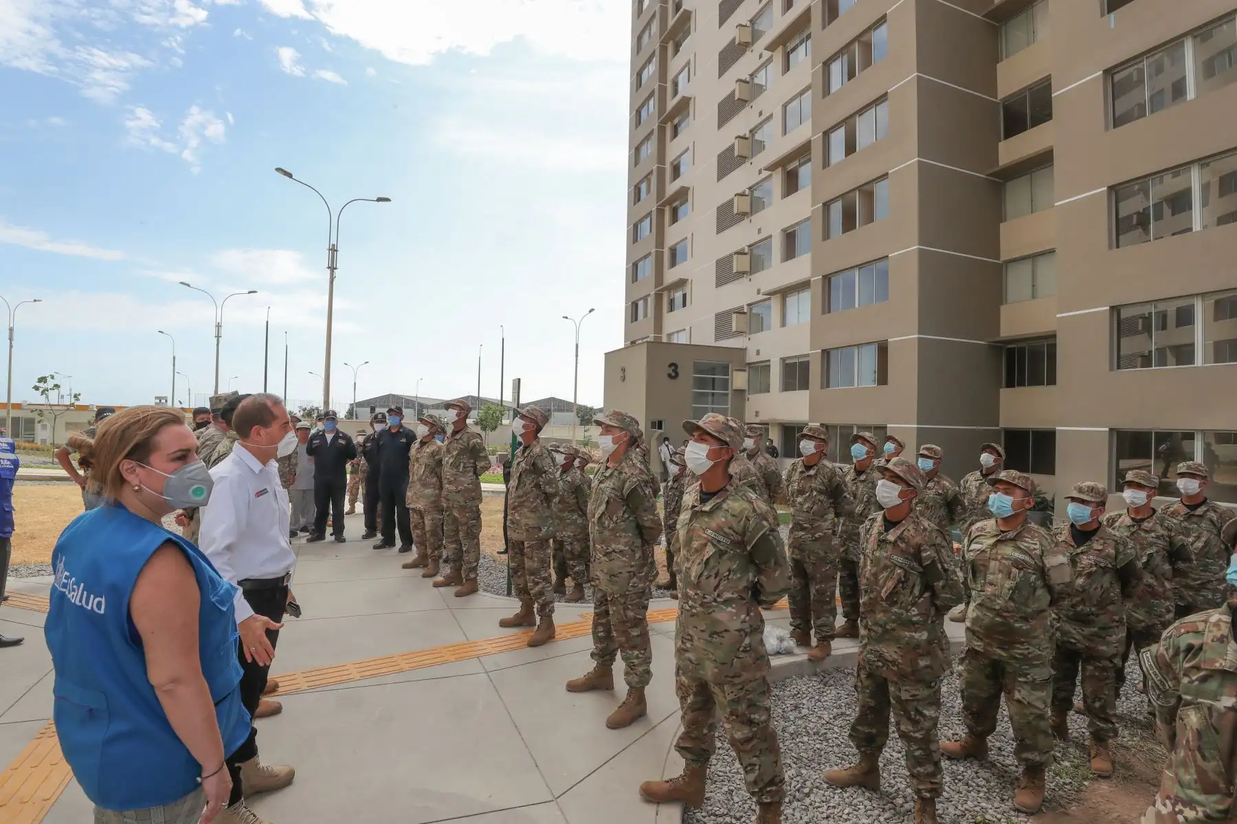 Ministro de Defensa, Walter Martos supervisa trabajo de las FF.AA en la Villa Panamericana donde antenderán pacientes infectados por el coronavirus.
Foto: Mindef