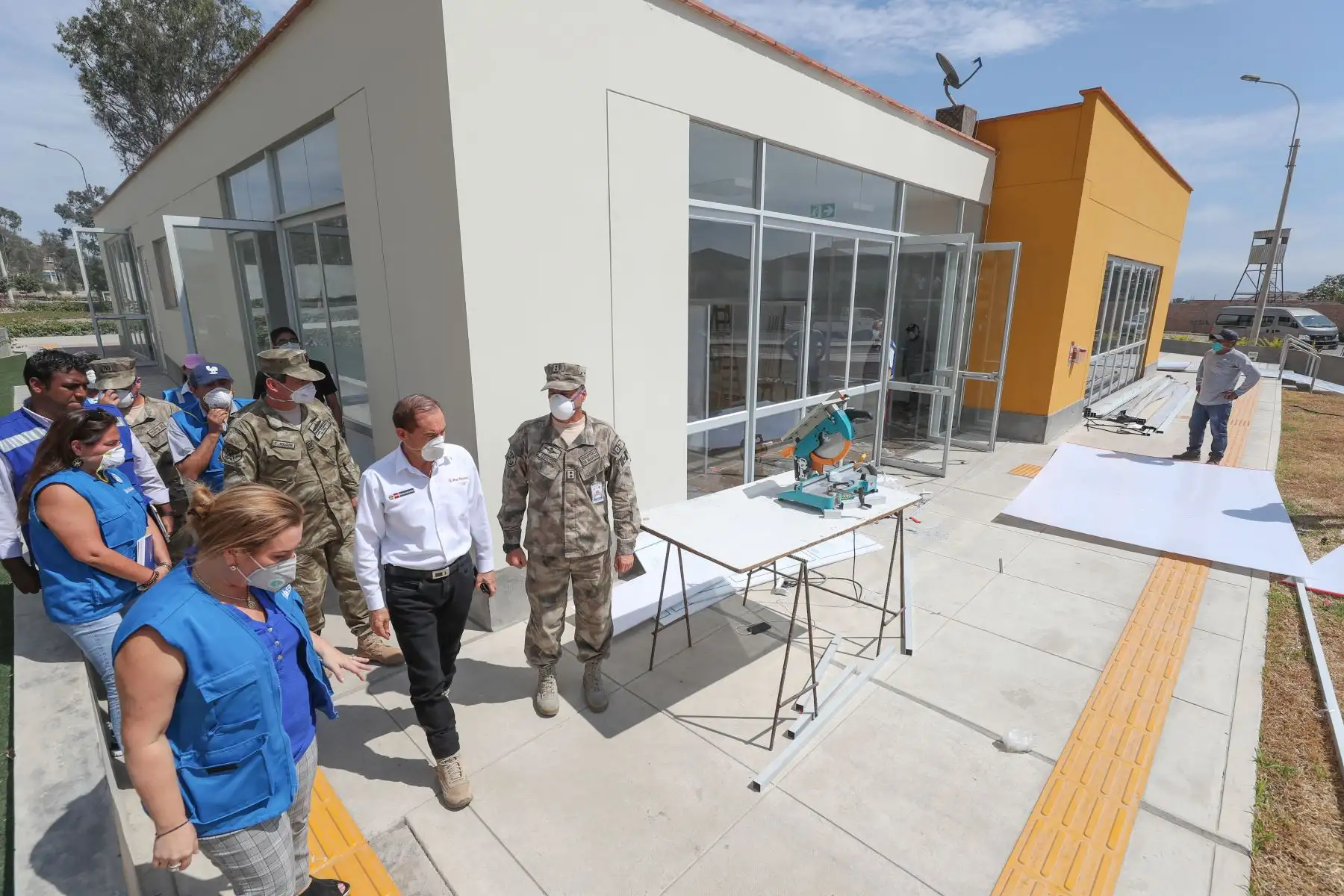 Ministro de Defensa, Walter Martos supervisa trabajo de las FF.AA en la Villa Panamericana donde antenderán pacientes infectados por el coronavirus.
Foto: Mindef