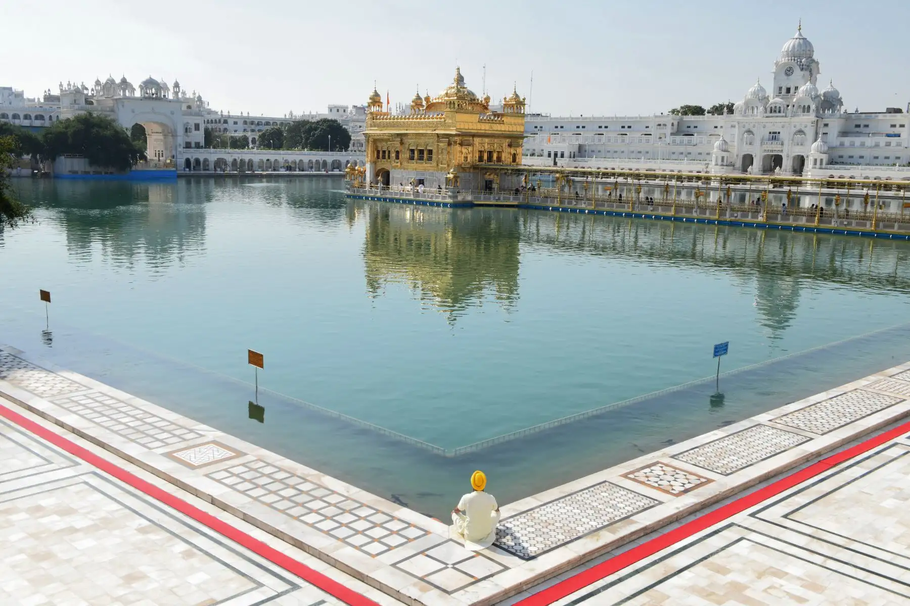 Un devoto  presenta sus respetos en el Templo Dorado durante un toque de queda  impuesto por el gobierno indio como medida preventiva contra el coronavirus.
Foto: AFP