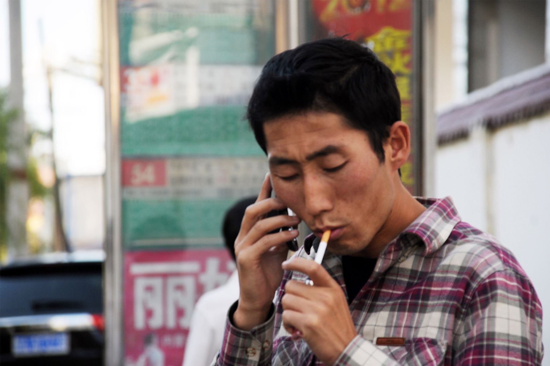 Los hombres parecen ser más afectados por el covid-19, pero la diferencia podría deberse a que su tabaquismo es mayor. Foto: AFP.