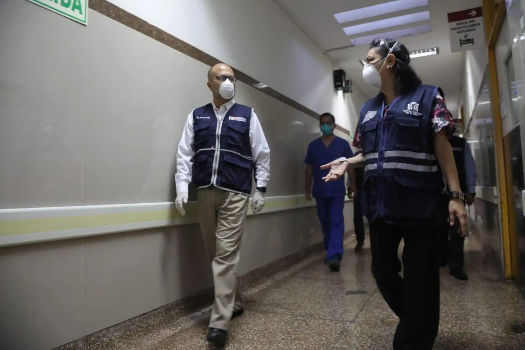 El ministro de Salud, Victor Zamora, inspeccionó las condiciones de trabajo de los profesionales de la salud, así como los servicios brindados para la atención por Covid-19 coronavirus en el hospital 2 de mayo. Foto: ANDINA/MINSA
