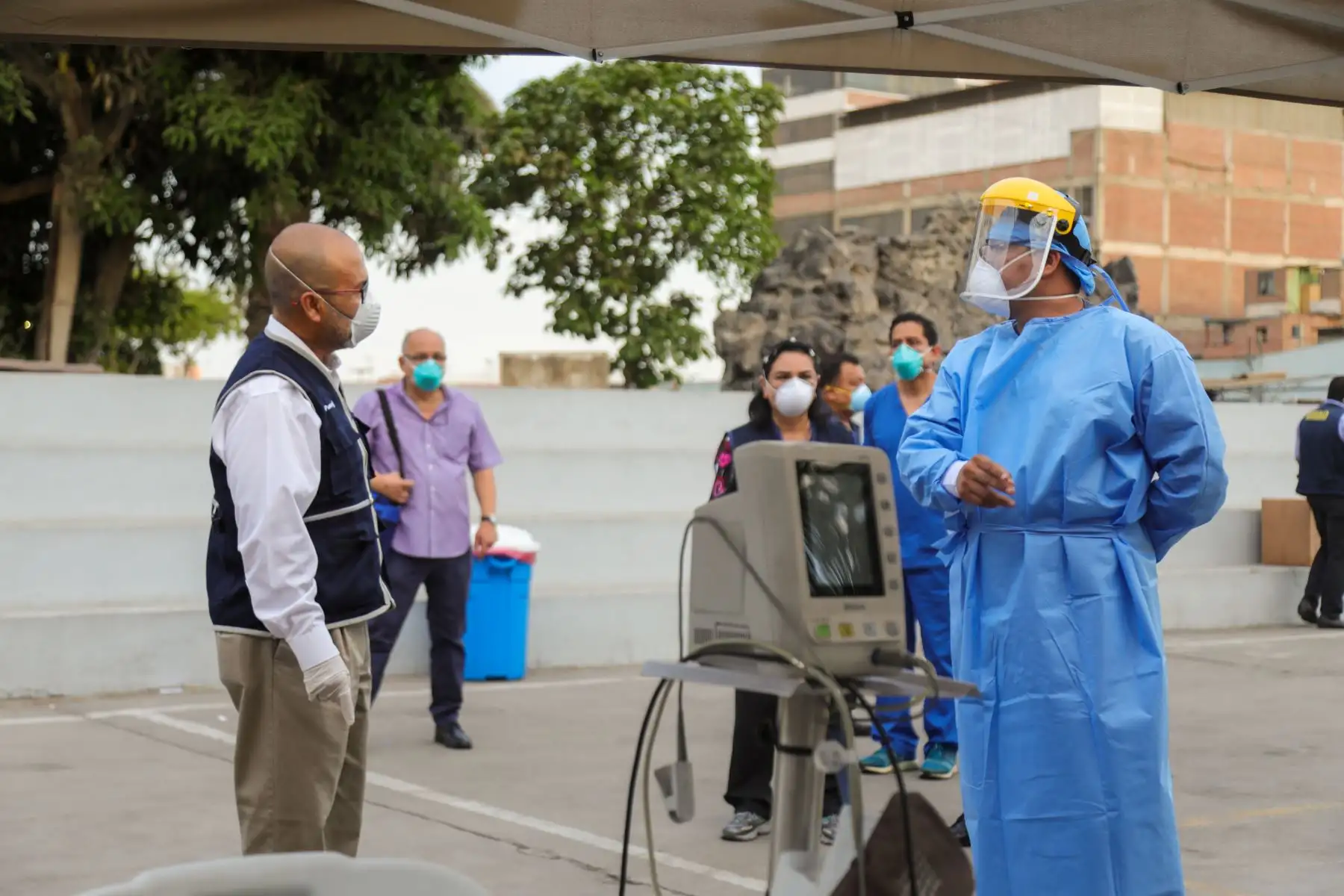 El ministro de Salud, Victor Zamora, inspeccionó las condiciones de trabajo de los profesionales de la salud, así como los servicios brindados para la atención por Covid-19 coronavirus en el hospital 2 de mayo. Foto: ANDINA/MINSA