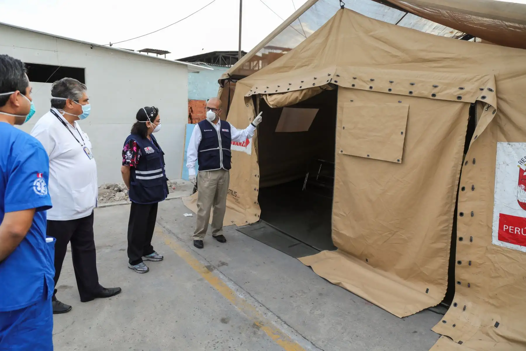 El ministro de Salud, Victor Zamora, inspeccionó las condiciones de trabajo de los profesionales de la salud, así como los servicios brindados para la atención por Covid-19 coronavirus en el hospital 2 de mayo. Foto: ANDINA/MINSA