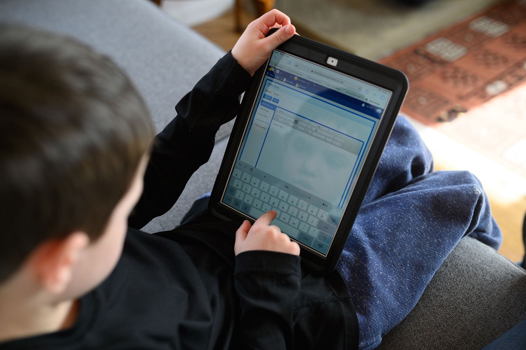 Ante las medidas de aislamiento social en todo el mundo, Google lanza herramientas digitales para ayudar a profesores en la enseñanza en línea. Foto: AFP.
