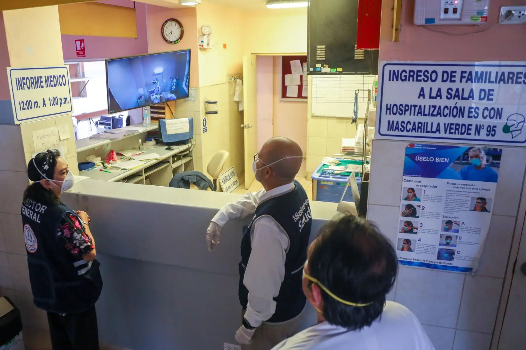 El ministro de Salud, Victor Zamora, inspeccionó las condiciones de trabajo de los profesionales de la salud, así como los servicios brindados para la atención por Covid-19 coronavirus en el hospital 2 de mayo. Foto: ANDINA/MINSA