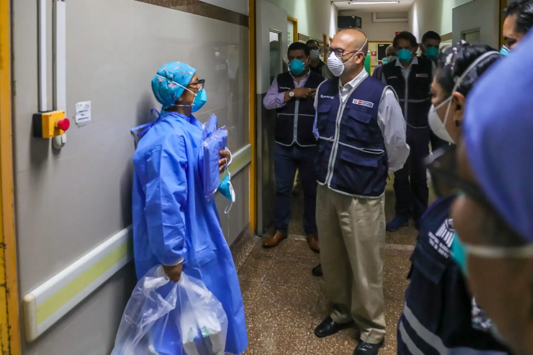 El ministro de Salud, Victor Zamora, inspeccionó las condiciones de trabajo de los profesionales de la salud, así como los servicios brindados para la atención por Covid-19 coronavirus en el hospital 2 de mayo. Foto: ANDINA/MINSA