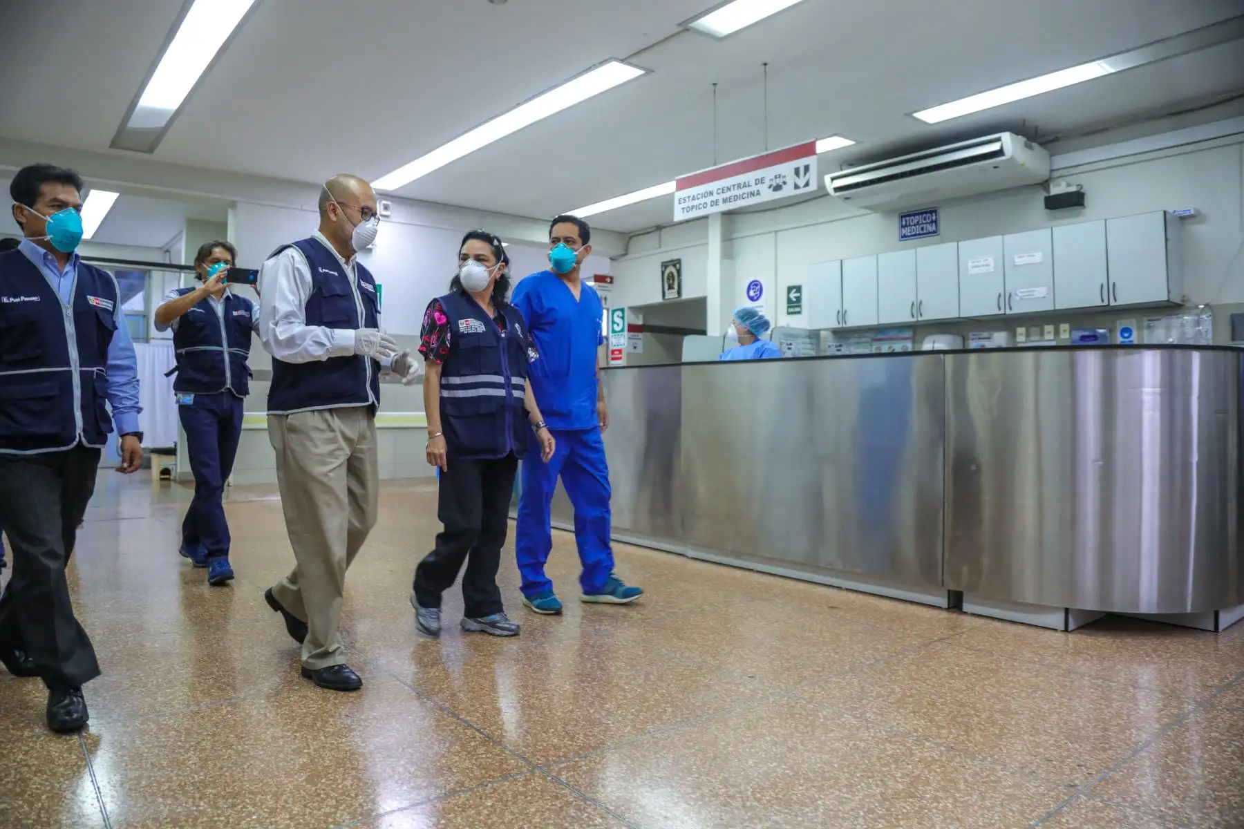 El ministro de Salud, Victor Zamora, inspeccionó las condiciones de trabajo de los profesionales de la salud, así como los servicios brindados para la atención por Covid-19 coronavirus en el hospital 2 de mayo. Foto: ANDINA/MINSA