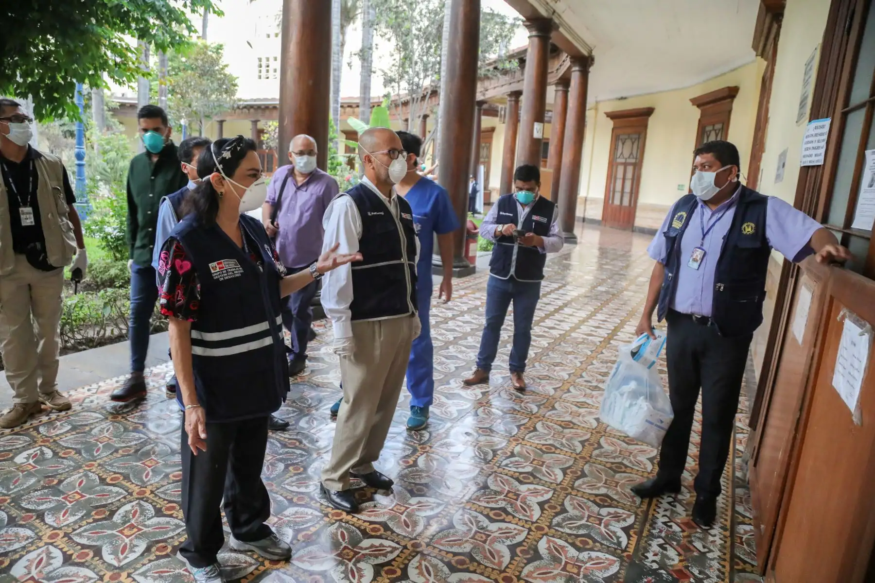 El ministro de Salud, Victor Zamora, inspeccionó las condiciones de trabajo de los profesionales de la salud, así como los servicios brindados para la atención por Covid-19 coronavirus en el hospital 2 de mayo. Foto: ANDINA/MINSA