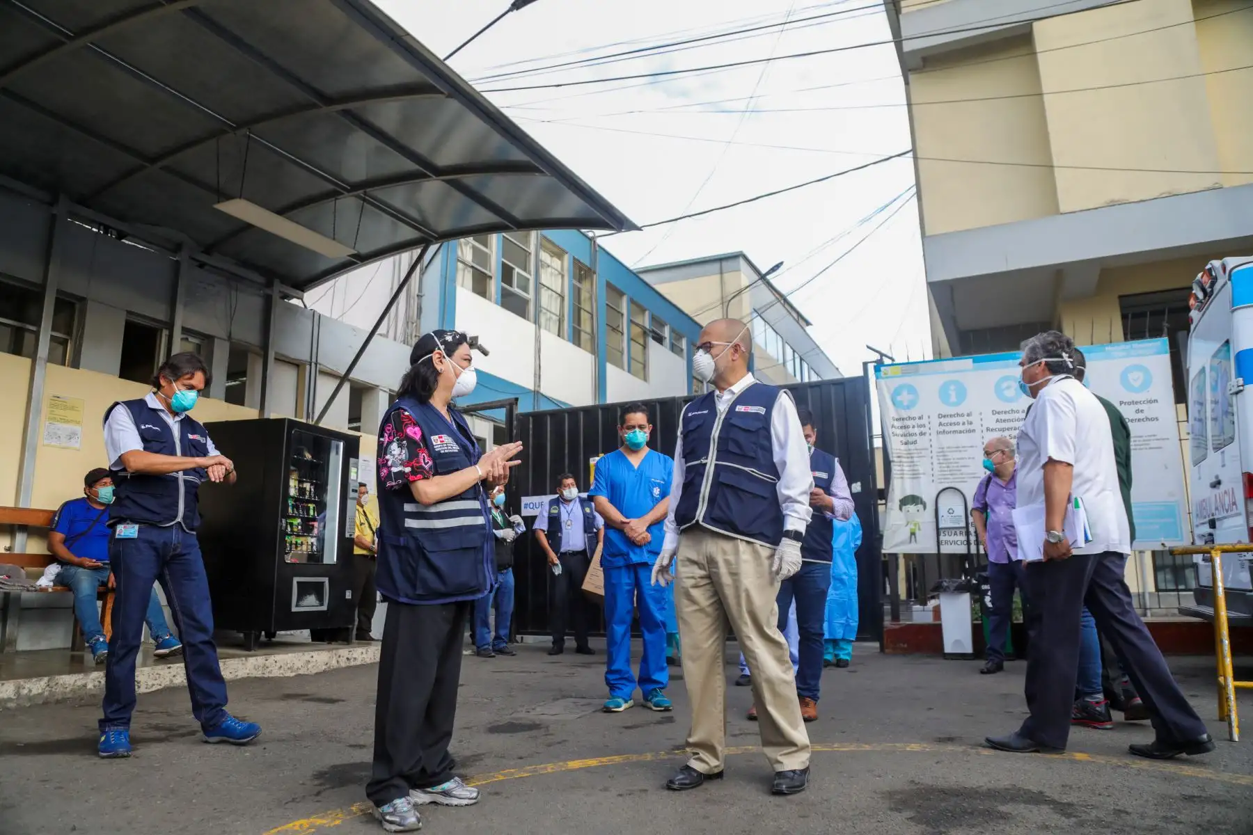 El ministro de Salud, Victor Zamora, inspeccionó las condiciones de trabajo de los profesionales de la salud, así como los servicios brindados para la atención por Covid-19 coronavirus en el hospital 2 de mayo. Foto: ANDINA/MINSA