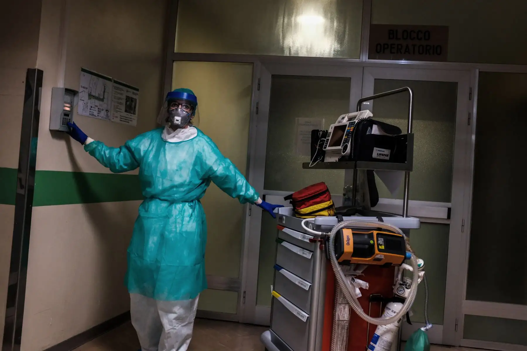 Una enfermera con un carrito de emergencia en el hospital de Cremona, al sureste de Milán, Lombardía, durante el cierre del país destinado a detener la propagación de la pandemia de COVID-19.  Foto: AFP