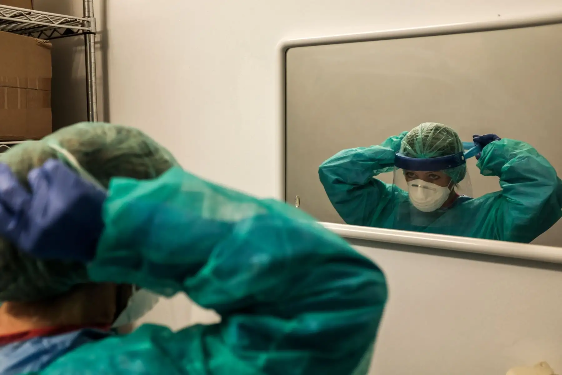 Una enfermera se pone su equipo de trabajo al comienzo de un turno en el hospital de Cremona, al sureste de Milán, Lombardía, durante el cierre del país destinado a detener la propagación del COVID-19. AFP