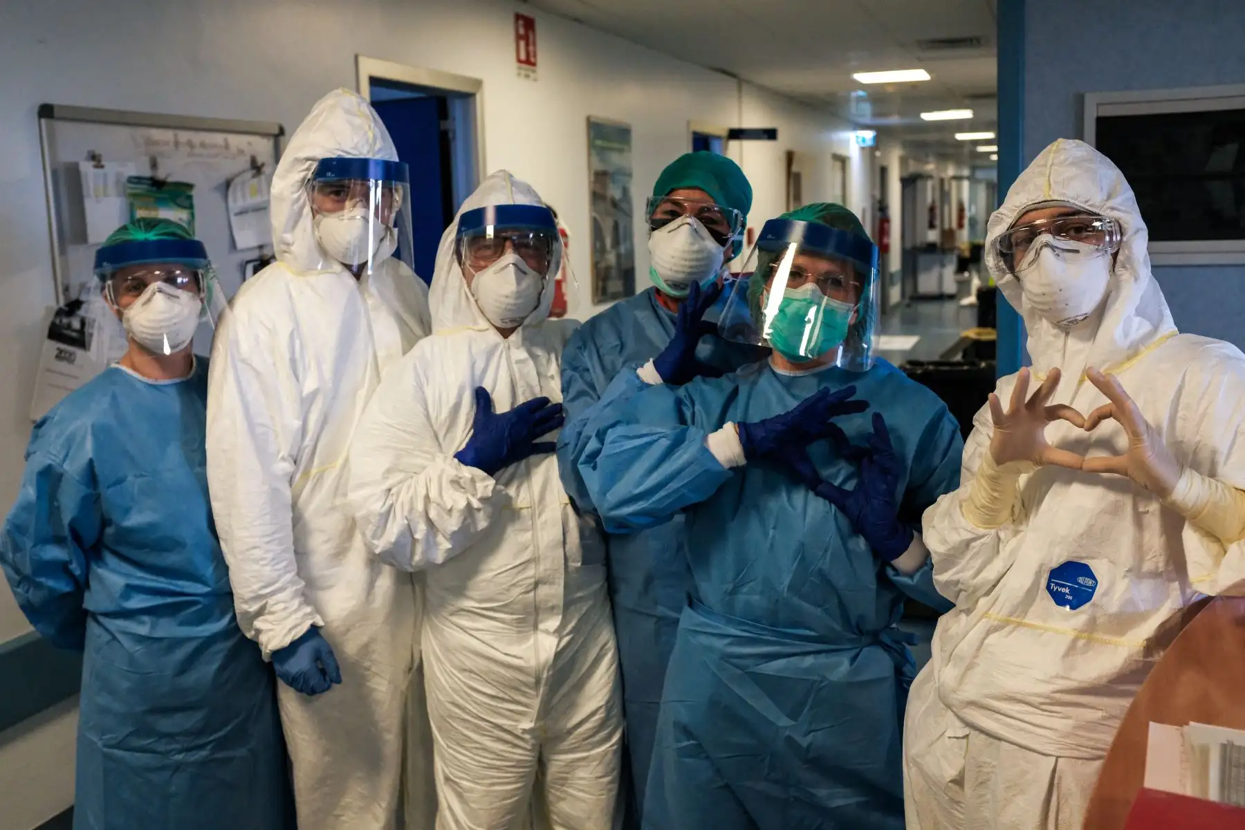 Después de semanas de lucha, están siendo aclamados como héroes. Pero los trabajadores sanitarios italianos están exhaustos de su guerra contra el nuevo coronavirus. AFP