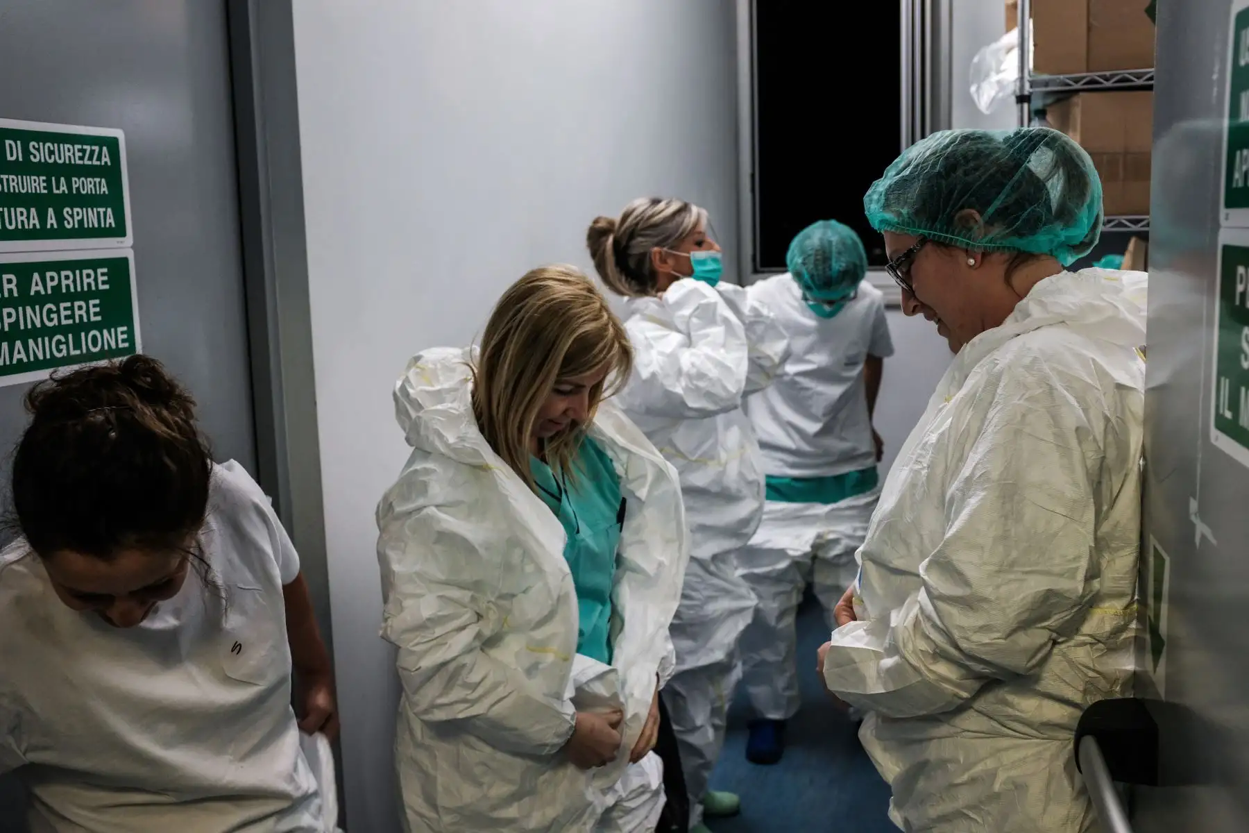 Las enfermeras se pusieron su ropa de trabajo al comienzo de su turno  en el hospital Cremona, al sureste de Milán, Lombardía, durante el cierre del país destinado a detener la propagación de la pandemia de COVID-19. AFP
