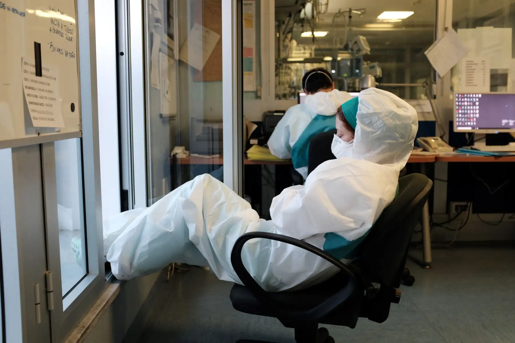 Una enfermera descansa temprano en la mañana después de un turno nocturno  en el hospital de Cremona, al sureste de Milán, Lombardía, durante el cierre del país destinado a detener la propagación del COVID-19. AFP