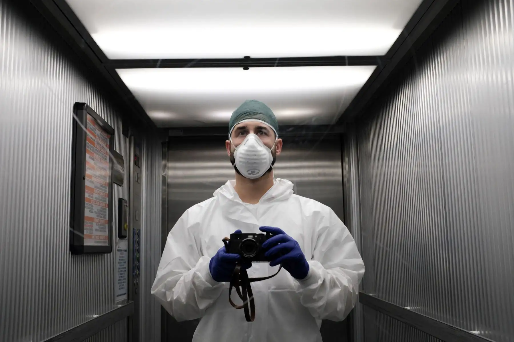 El enfermero italiano Paolo Miranda se toma un autorretrato en el espejo de un elevador mientras comienza su turno en el hospital Cremona, al sureste de Milán, Lombardía, durante el cierre del país destinado a detener la propagación del COVID-19. AFP