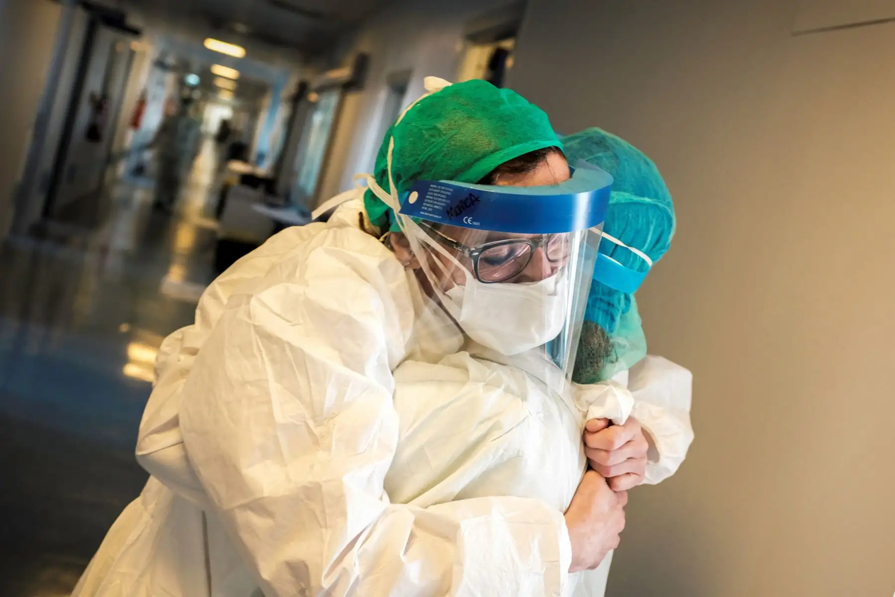 Las enfermeras con máscara protectora y equipo se abrazan  en el hospital de Cremona, al sureste de Milán, Lombardía, durante el cierre del país destinado a detener la propagación del COVID-19. AFP