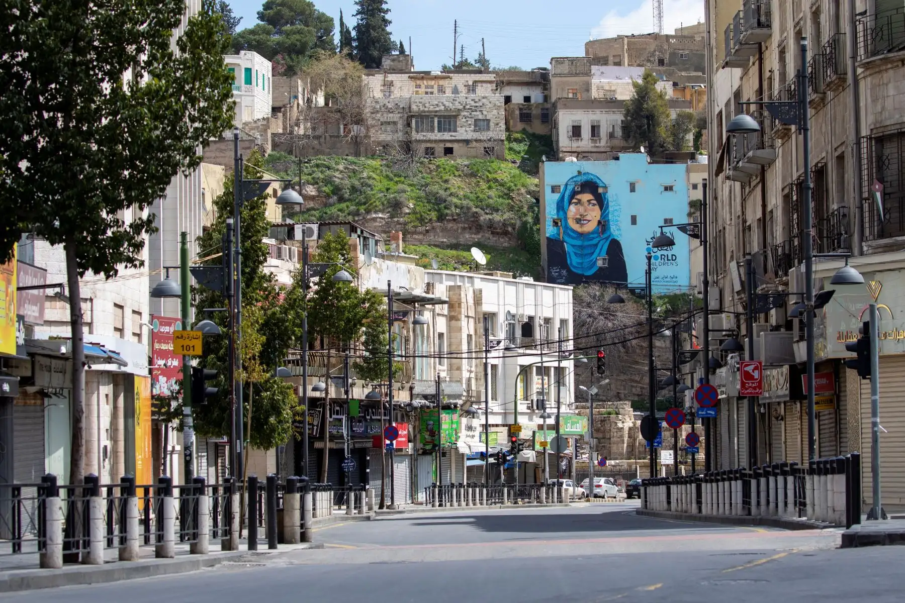 En Amman, Jordania, las calles están desoladas tras el toque de queda que entró en vigor el pasado sábado. Foto: EFE