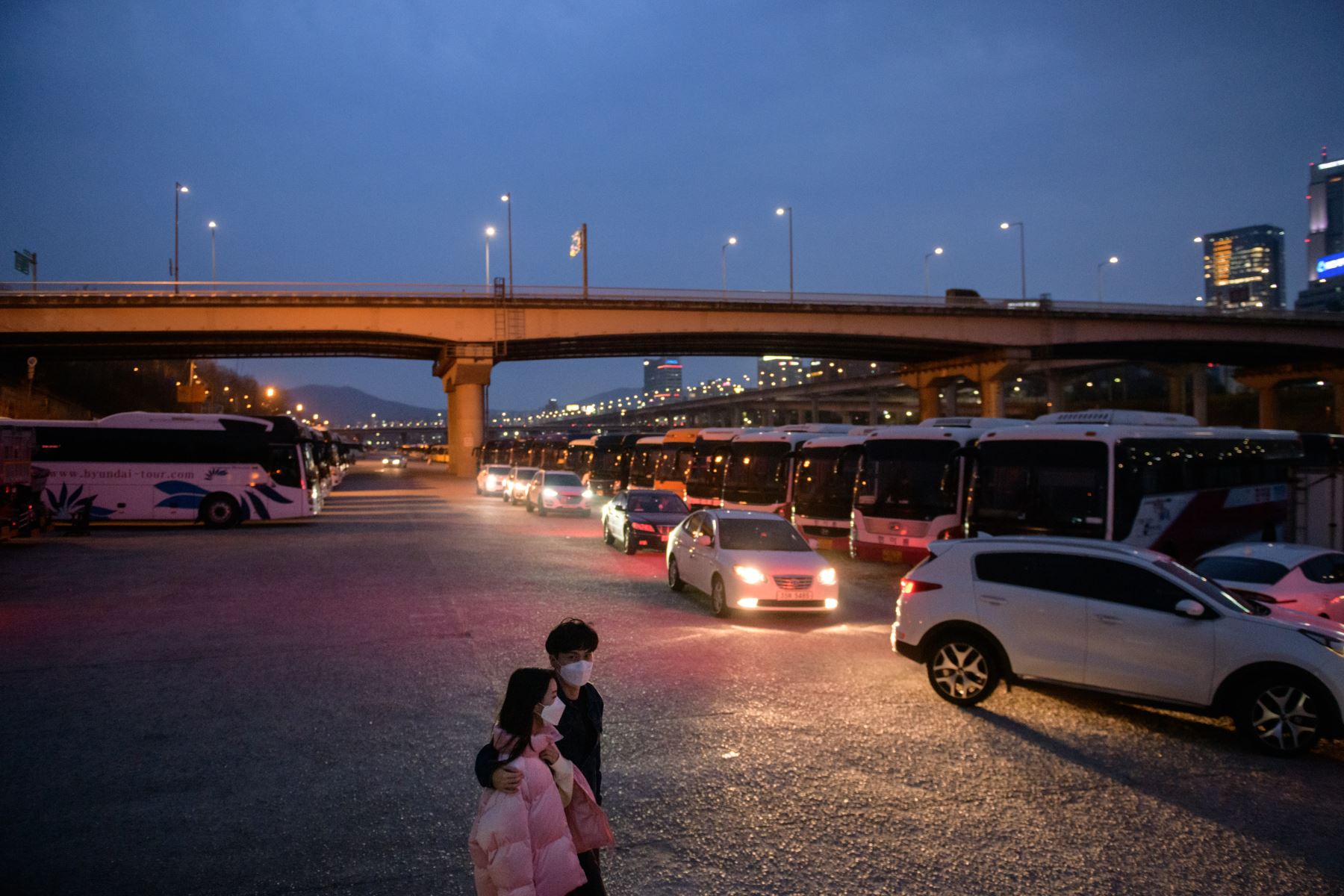 Una larga fila de autos se forma frente a un cine en Seúl mientras los surcoreanos buscan espacios más seguros para disfrutar de una película sin el riesgo de contraer el coronavirus. Foto: AFP