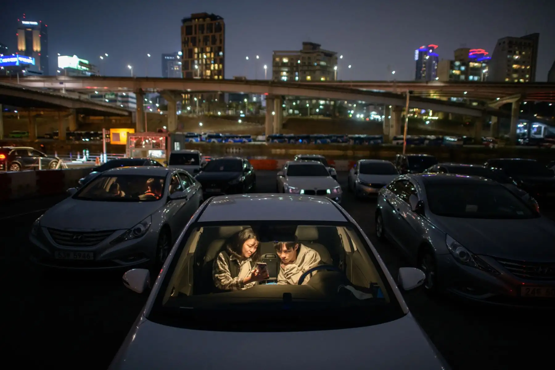 Una larga fila de autos se forma frente a un cine en Seúl, mientras los surcoreanos buscan espacios más seguros para disfrutar de una película sin el riesgo de contraer el coronavirus. Foto: AFP