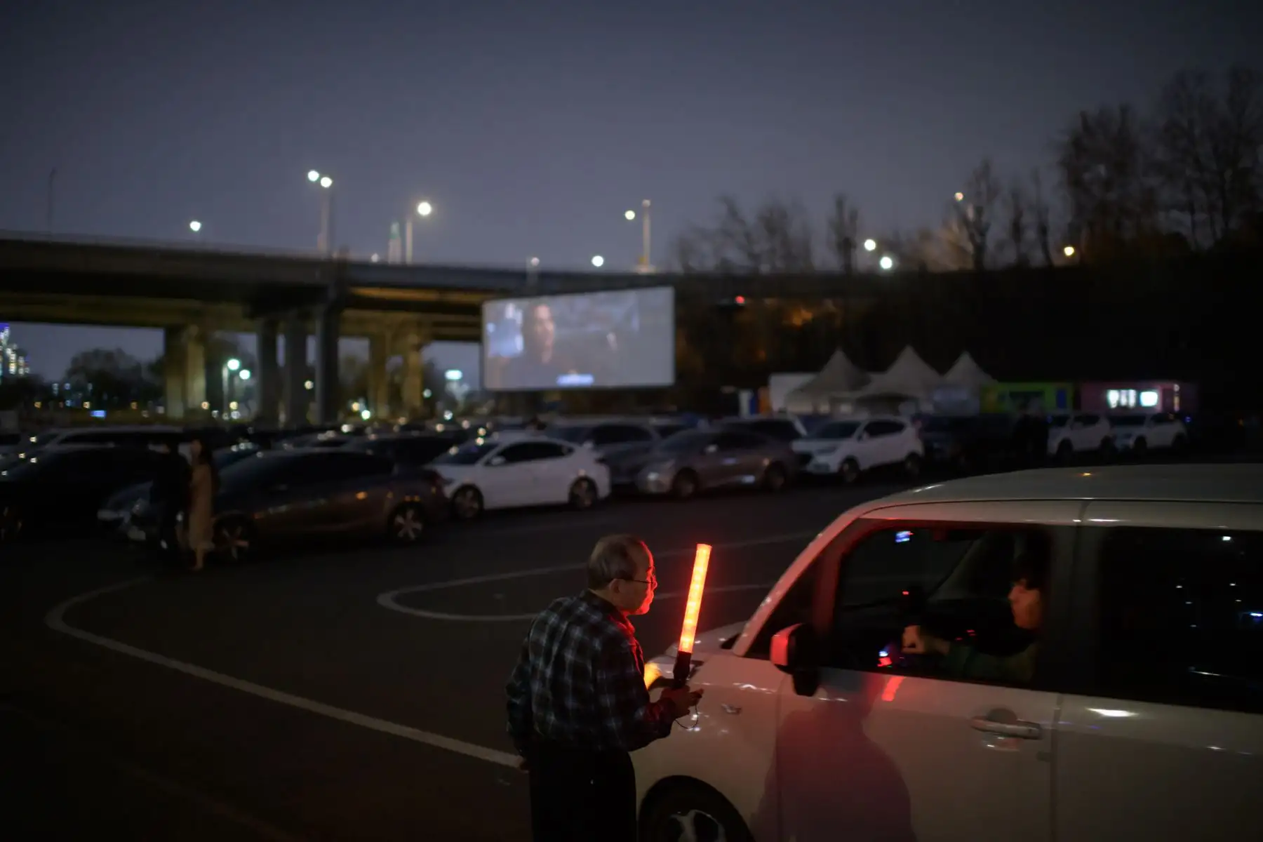 Una larga fila de autos se forma frente a un cine en Seúl, mientras los surcoreanos buscan espacios más seguros para disfrutar de una película sin el riesgo de contraer el coronavirus. Foto: AFP
