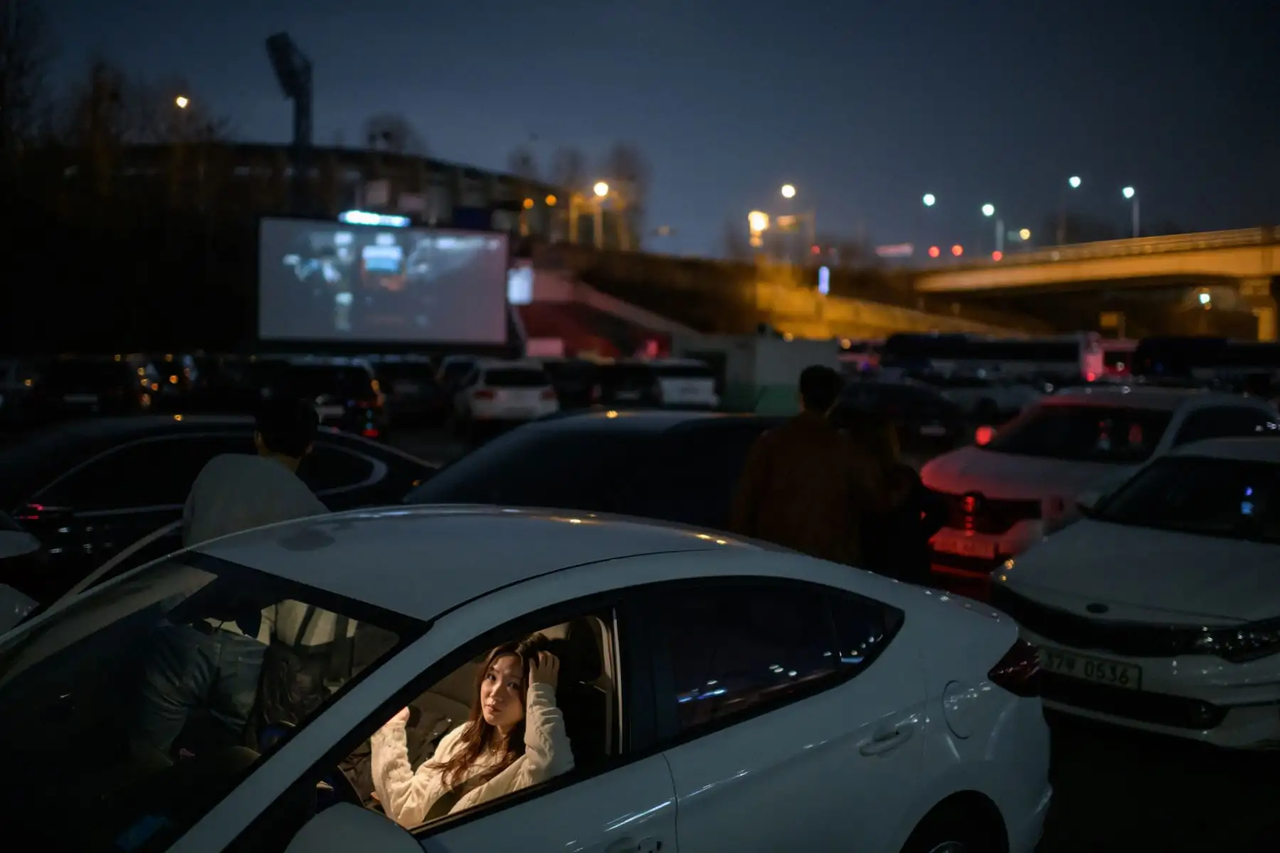 Corea del Sur experimenta con auto-cine para evitar riesgos de contraer coronavirus. Foto: AFP