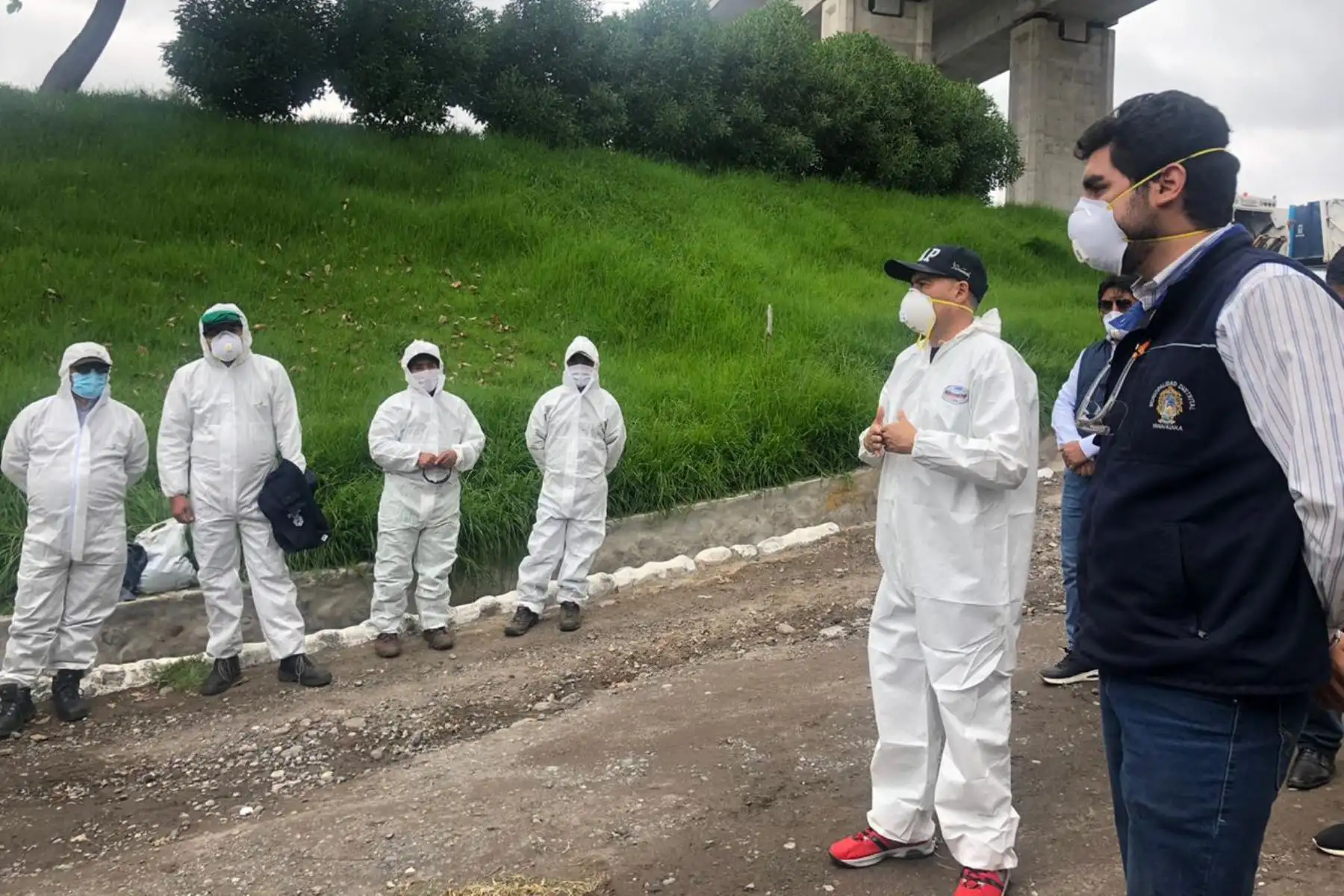 Personal de limpieza y serenazgo de Yanahuara, así como miembros de las Fuerzas Armadas recibieron trajes aislantes. Foto: ANDINA/Difusión