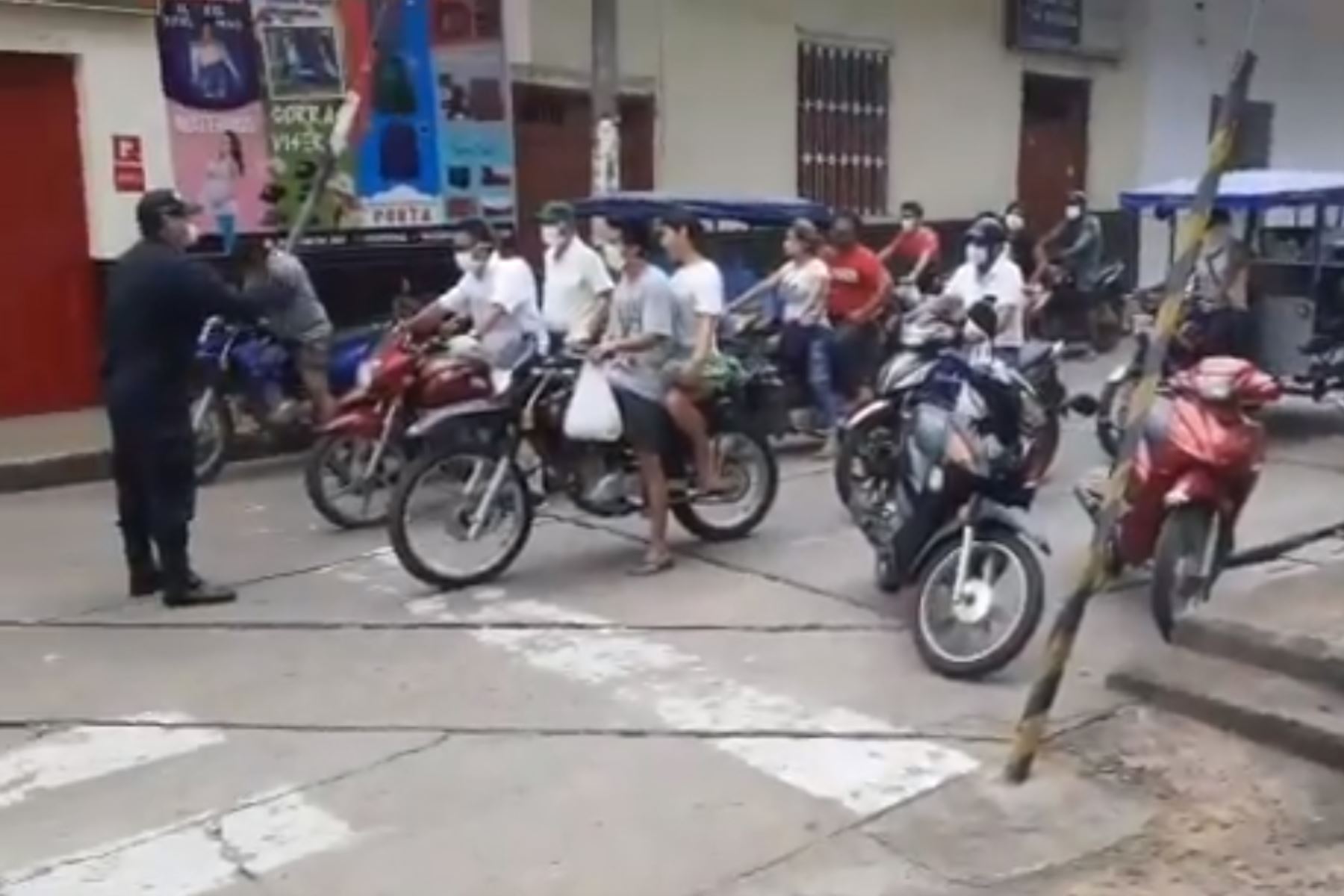 El suboficial de segunda PNP Edson Vargas Saavedra exhortó a los conductores de motos y mototaxis de Tarapoto a respetar el estado de emergencia. Foto: Captura TV