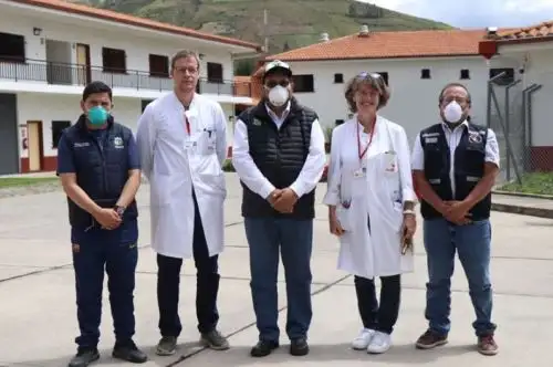 El gobernador regional de Apurímac, Baltazar Lantarón Núñez, se reunió con los directivos del Hospital Diospi Suyana, ubicado en la localidad de Curahuasi, para solicitarles su apoyo para contar con infraestructura sanitaria disponible con buena capacidad para atender a eventuales casos críticos de coronavirus que requieran hospitalización.