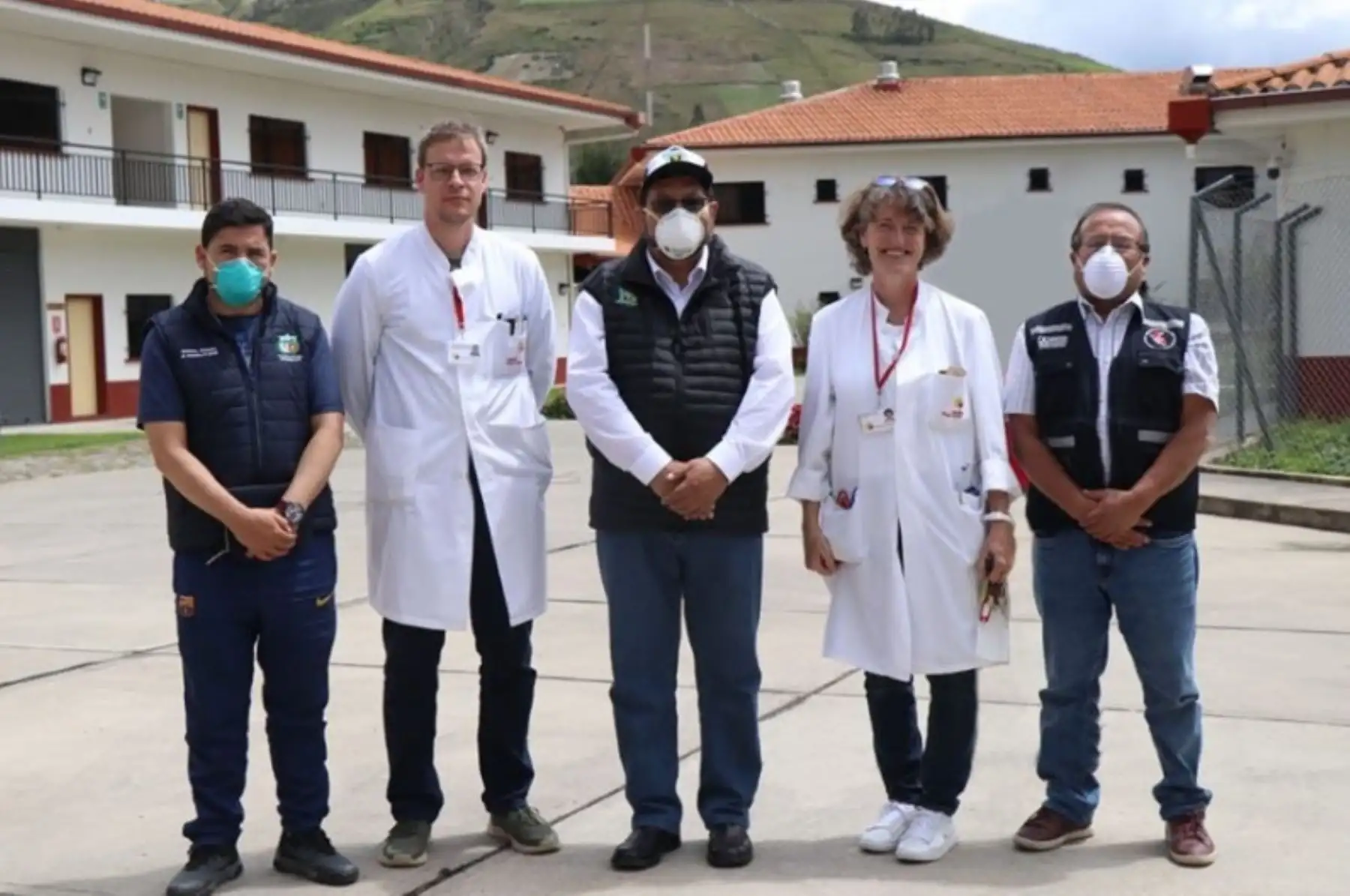 El gobernador regional de Apurímac, Baltazar Lantarón Núñez, se reunió con los directivos del Hospital Diospi Suyana, ubicado en la localidad de Curahuasi, para solicitarles su apoyo para contar con infraestructura sanitaria disponible con buena capacidad para atender a eventuales casos críticos de coronavirus que requieran hospitalización.