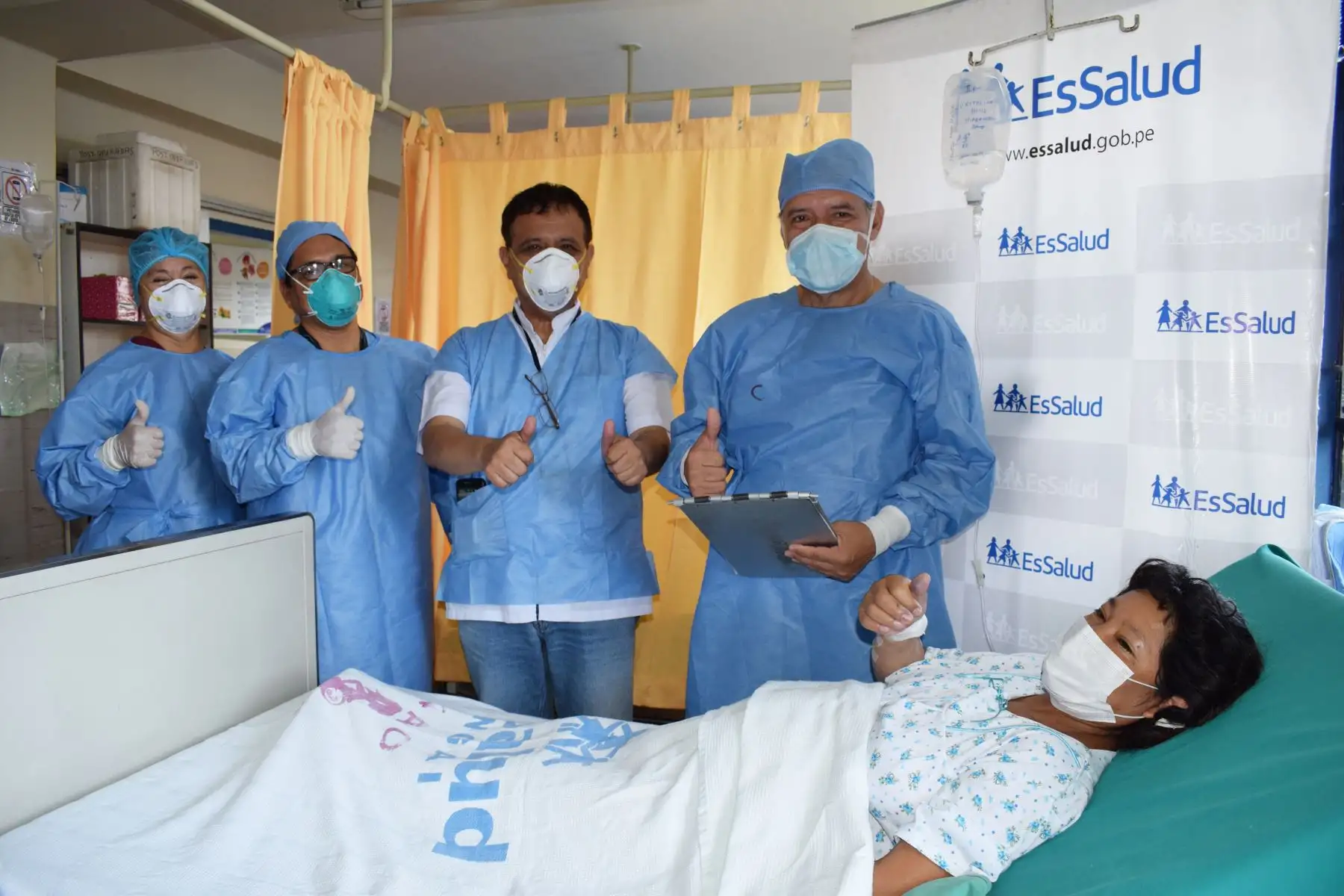 Maritza  Mollo Huillca y Segundo  Huayta Bardales, padres primerizos de los tres pequeños niños, se mostraron profundamente agradecidos con todo el personal del Hospital Almenara. Foto:ANDINA/Essalud