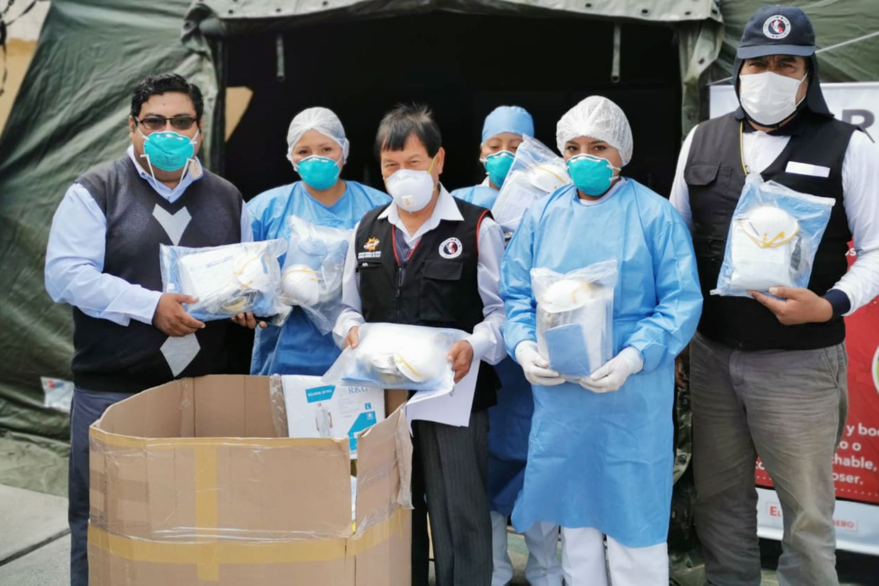 El Gobierno Regional de Arequipa entregó kits de protección para personal de salud de hospitales de la ciudad.