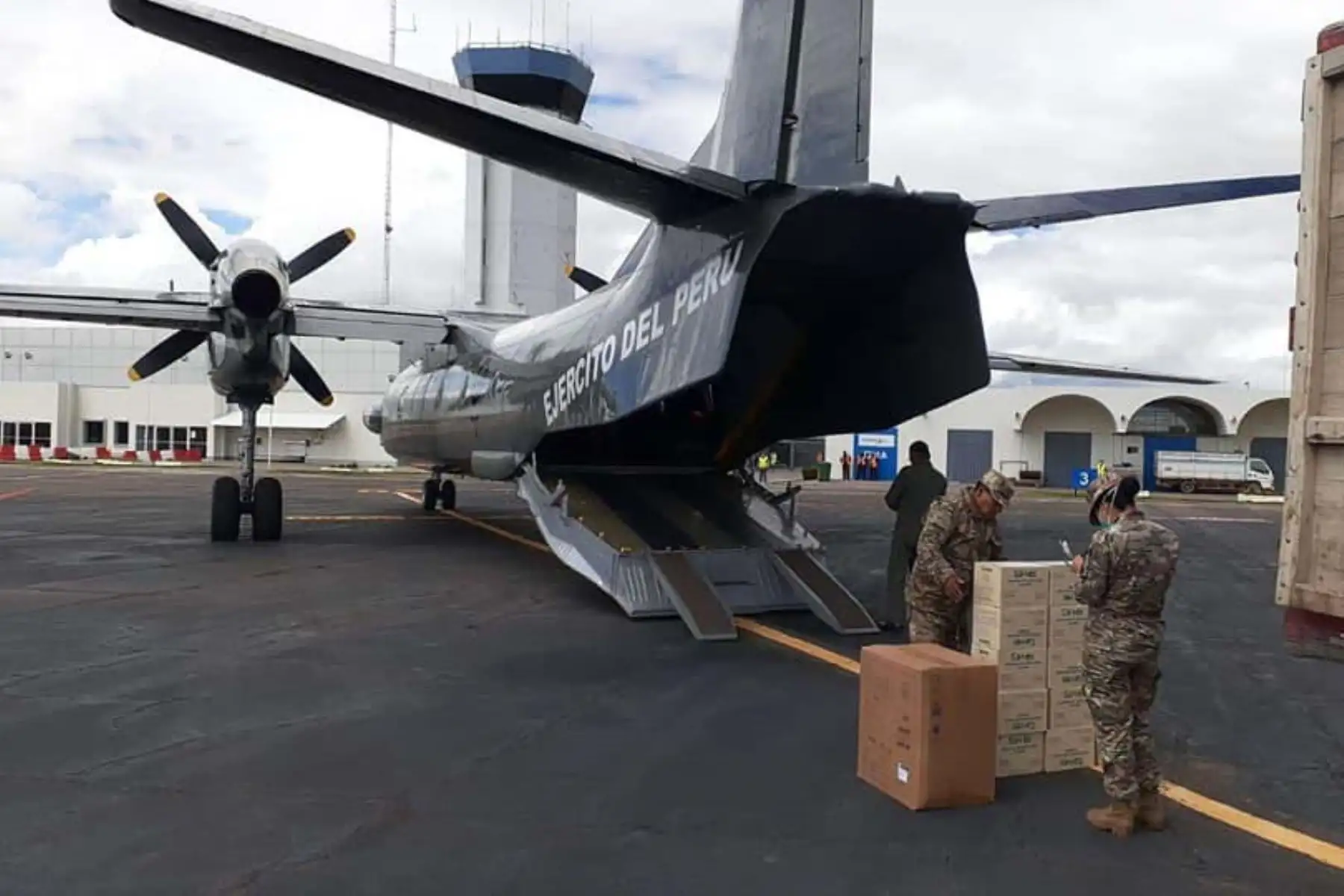 Las Fuerzas Armadas han realizado más de 30 vuelos a diferentes regiones. Foto: Mindef