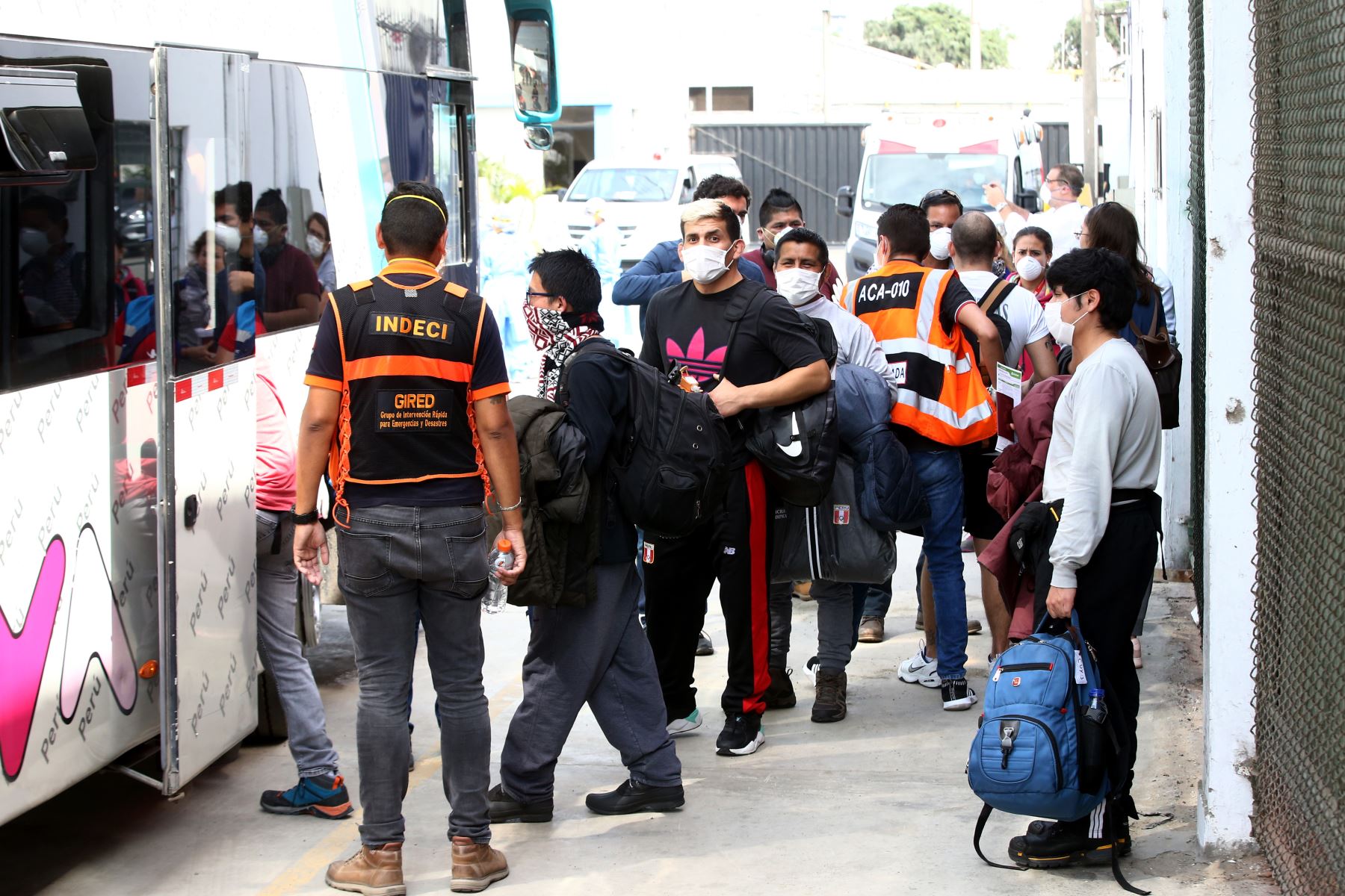 Ciudadanos peruanos retornan del aeropuerto de Miami, tras gestión del Estado. Foto: ANDINA/Vidal Tarqui