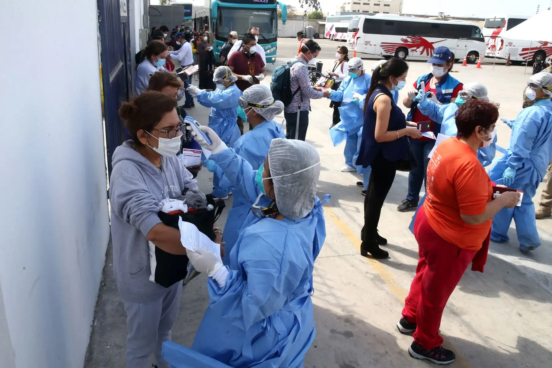 Ciudadanos peruanos retornan del aeropuerto de Miami, tras gestión del Estado. Foto: ANDINA/Vidal Tarqui