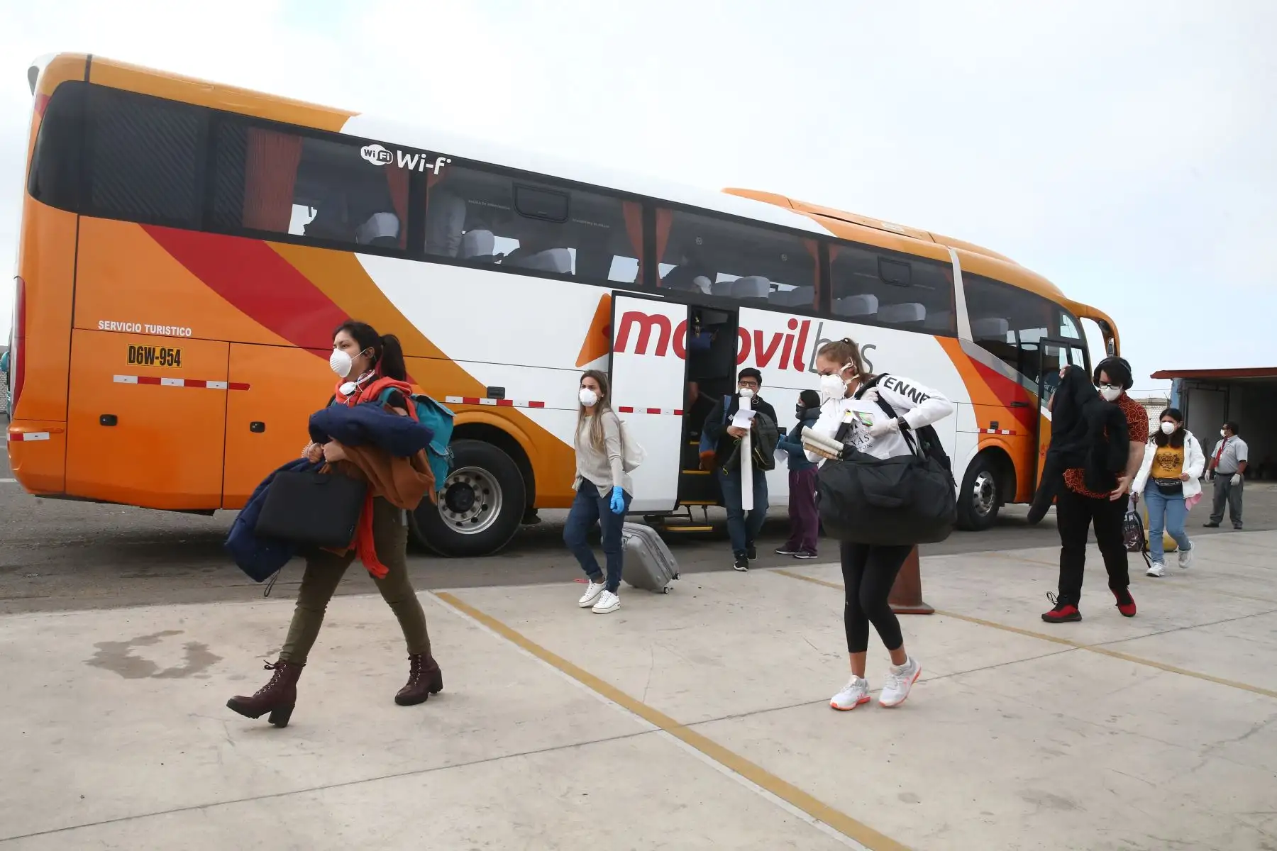 Jóvenes peruanos repatriados desde Miami, Estados Unidos, cumplirán cuarentena en dos hoteles de Lima. Foto: ANDINA/Vidal Tarqui.