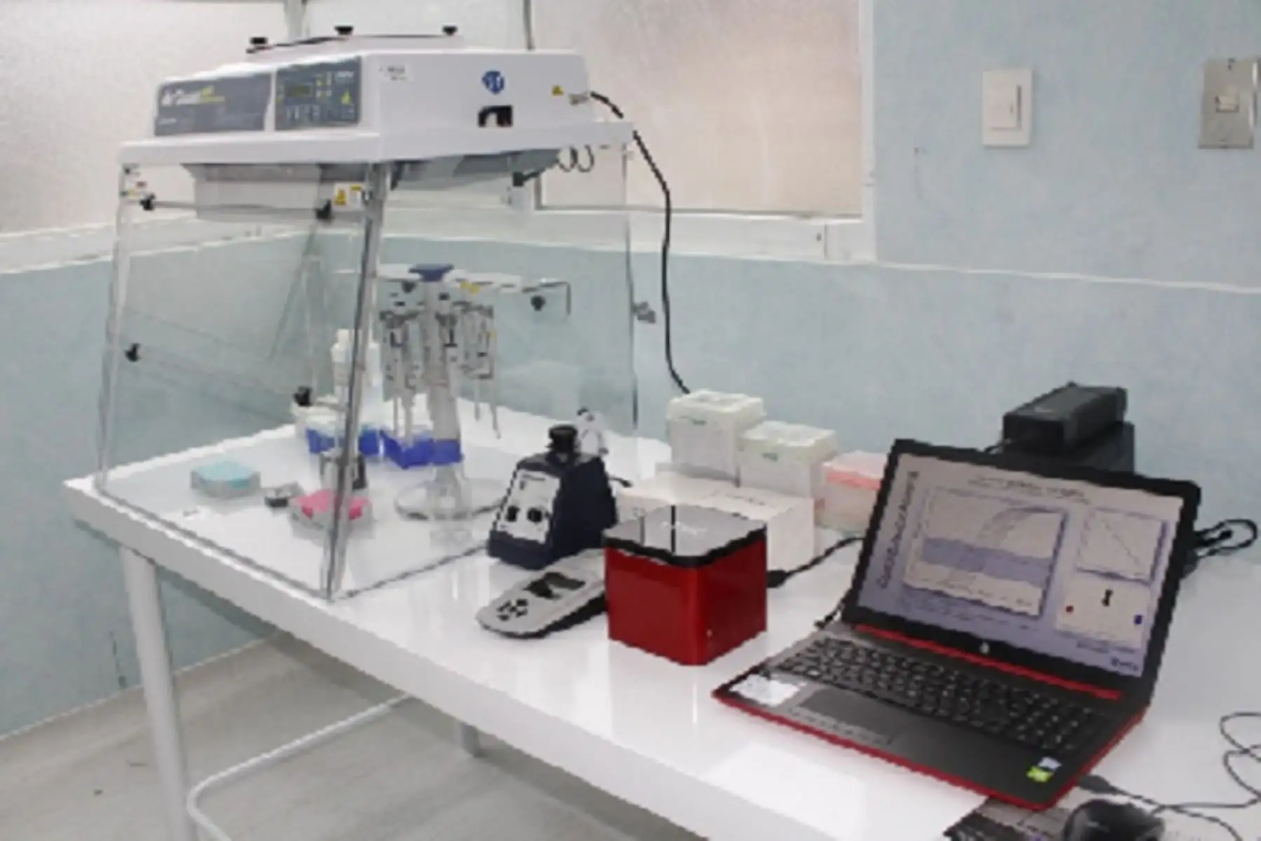 En un ala del Hospital Docente de la UNSA se implementó un laboratorio molecular para descartar el coronavirus.