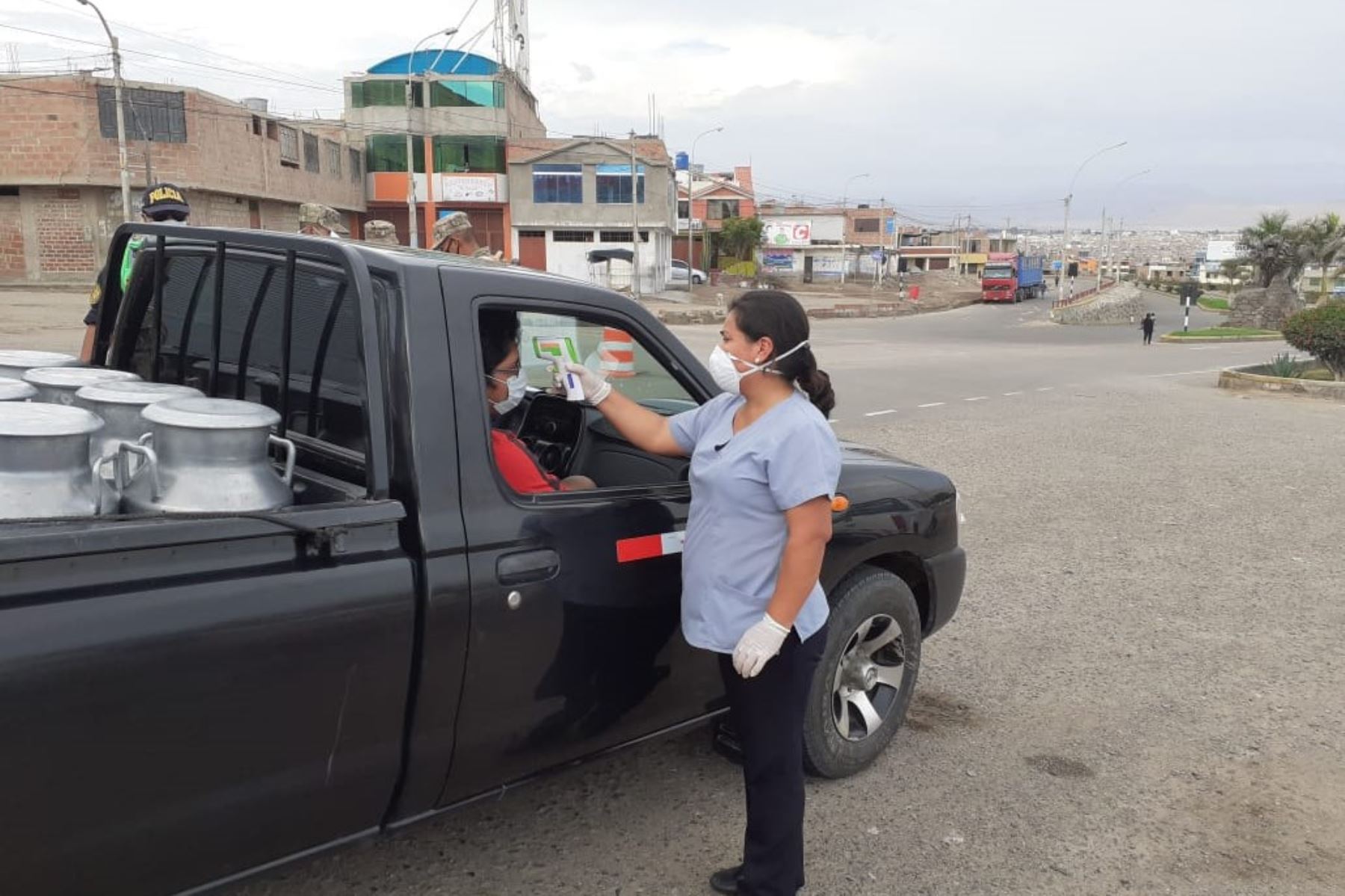 Para detectar posibles casos de coronavirus, personal especializado controla estado de salud de los transportistas que ingresan a Tacna. ANDINA/Difusión