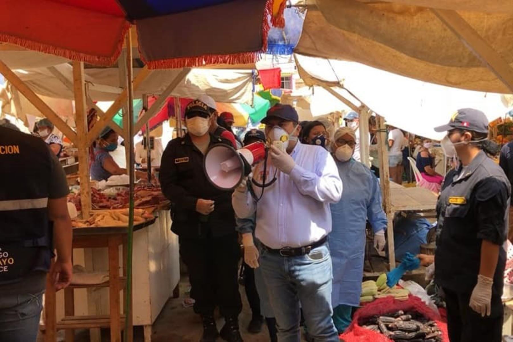 Alcalde de Chiclayo, Marcos Gasco, recorrió mercados de su ciudad para exhortar a la población a respetar la cuarentena por coronavirus.ANDINA