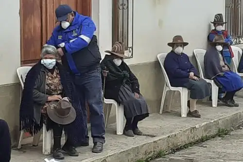 Los beneficiarios de Pensión 65 en la sierra de Áncash recibieron mascarillas para protegerse del coronavirus. Foto: Cortesía Gonzalo Horna