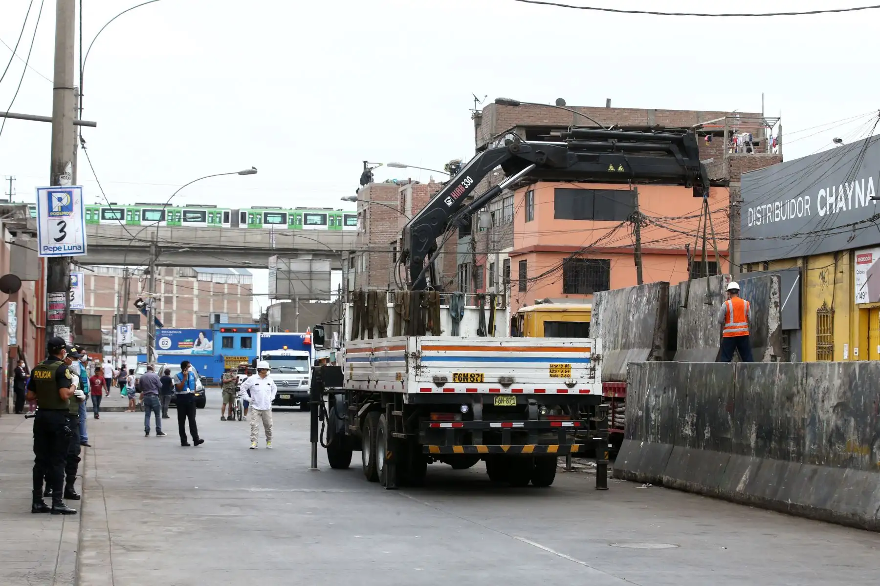 Municipalidad de Lima y la PNP realizaron la remoción de bloques de cemento que durante años había servido para que los ambulantes lotizaran diferentes sectores en la  Av. Nicolas Ayllon. Foto: ANDINA/Vidal Tarqui