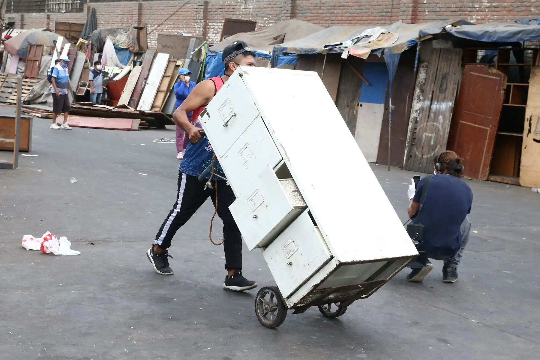 Municipalidad de la Victoria con apoyo de la PNP  realizó  esta mañana el desalojo de comerciantes ambulantes y "cachineros" en la Av. Nicolas Ayllon. Foto: ANDINA/Vidal Tarqui