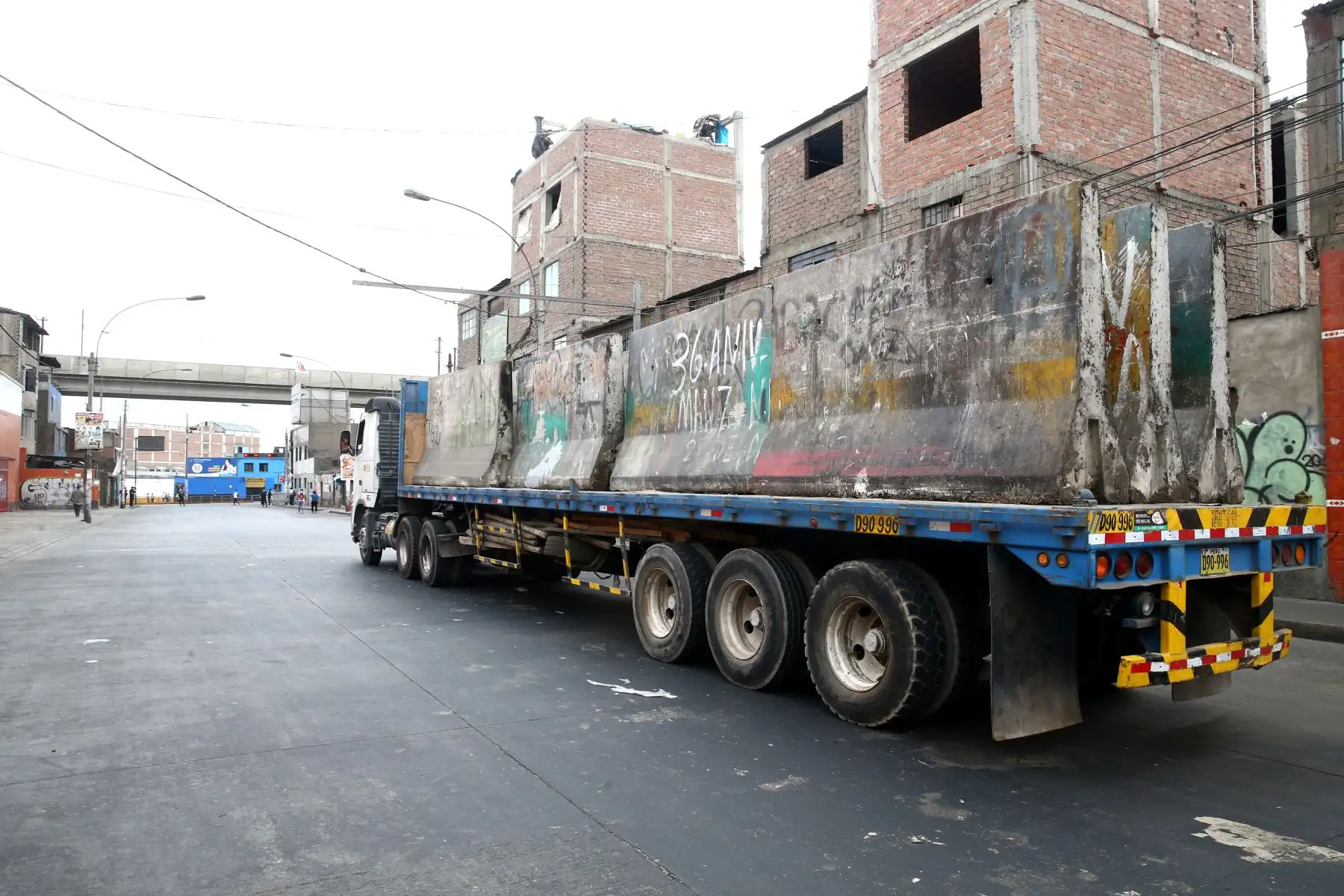 Municipalidad de Lima y la PNP realizaron la remoción de bloques de cemento que durante años había servido para que los ambulantes lotizaran diferentes sectores en la  Av. Nicolas Ayllon. Foto: ANDINA/Vidal Tarqui