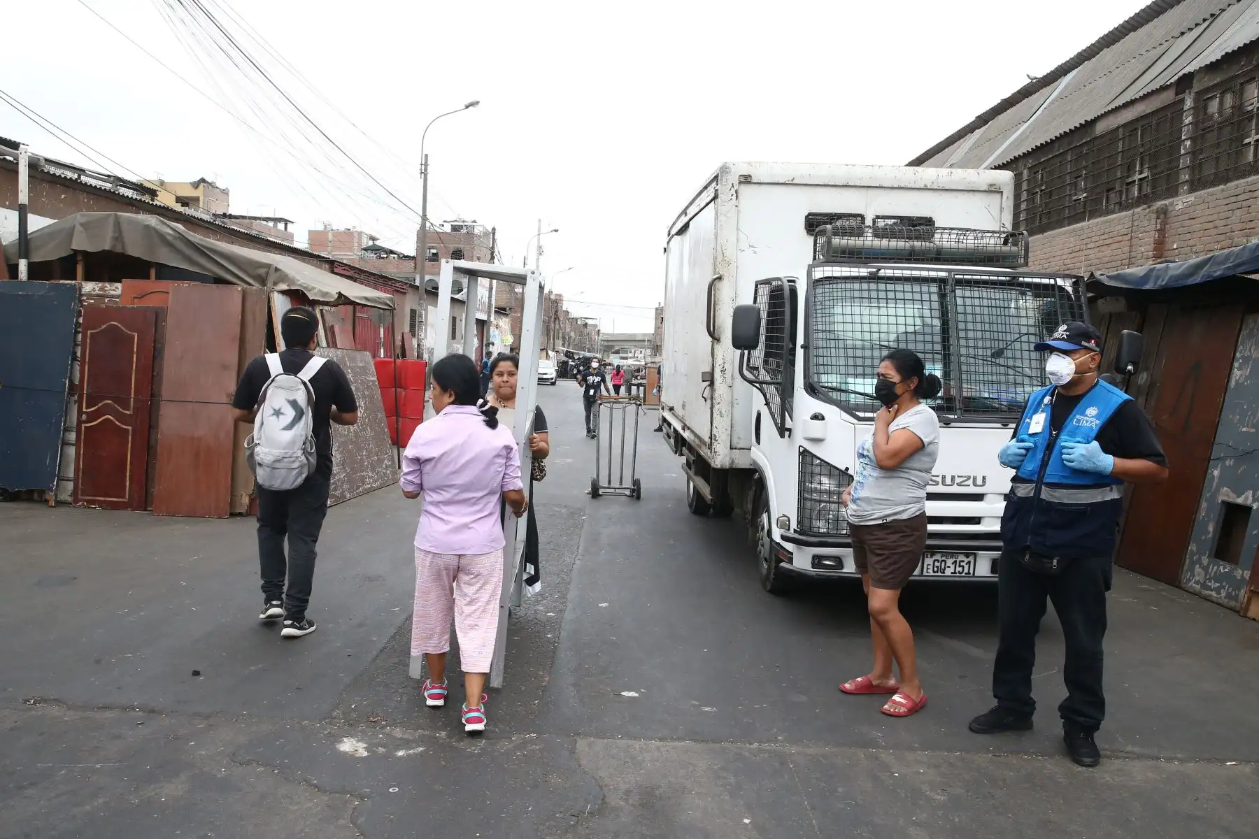 Municipalidad de la Victoria con apoyo de la PNP  realizó  esta mañana el desalojo de comerciantes ambulantes y "cachineros" en la Av. Nicolas Ayllon. Foto: ANDINA/Vidal Tarqui