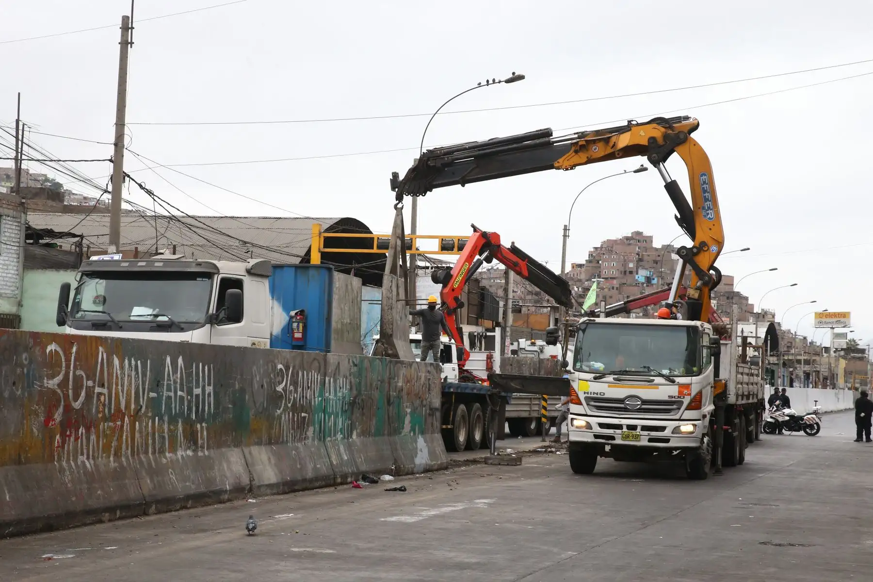 Municipalidad de Lima y la PNP realizaron la remoción de bloques de cemento que durante años había servido para que los ambulantes lotizaran diferentes sectores en la  Av. Nicolas Ayllon. Foto: ANDINA/Vidal Tarqui