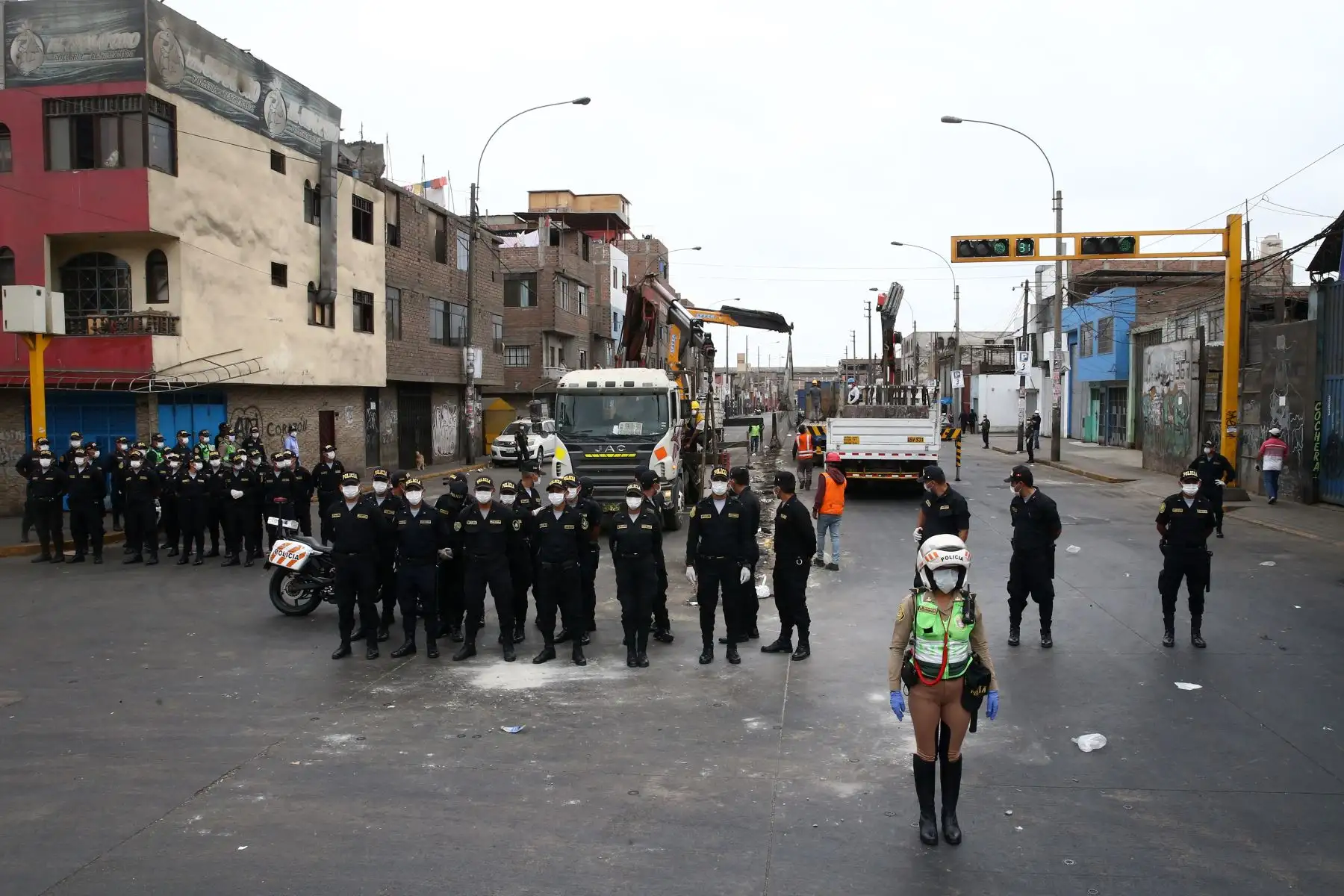 Municipalidad de la Victoria con apoyo de la PNP  realizó  esta mañana el desalojo de comerciantes ambulantes y "cachineros" en la Av. Nicolas Ayllon. Foto: ANDINA/Vidal Tarqui