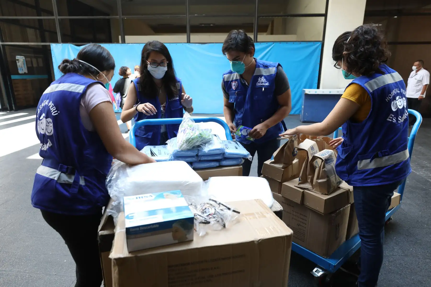 EsSalud recibe donación de materiales sanitarios por parte de la UCV.Foto:ANDINA/Essalud