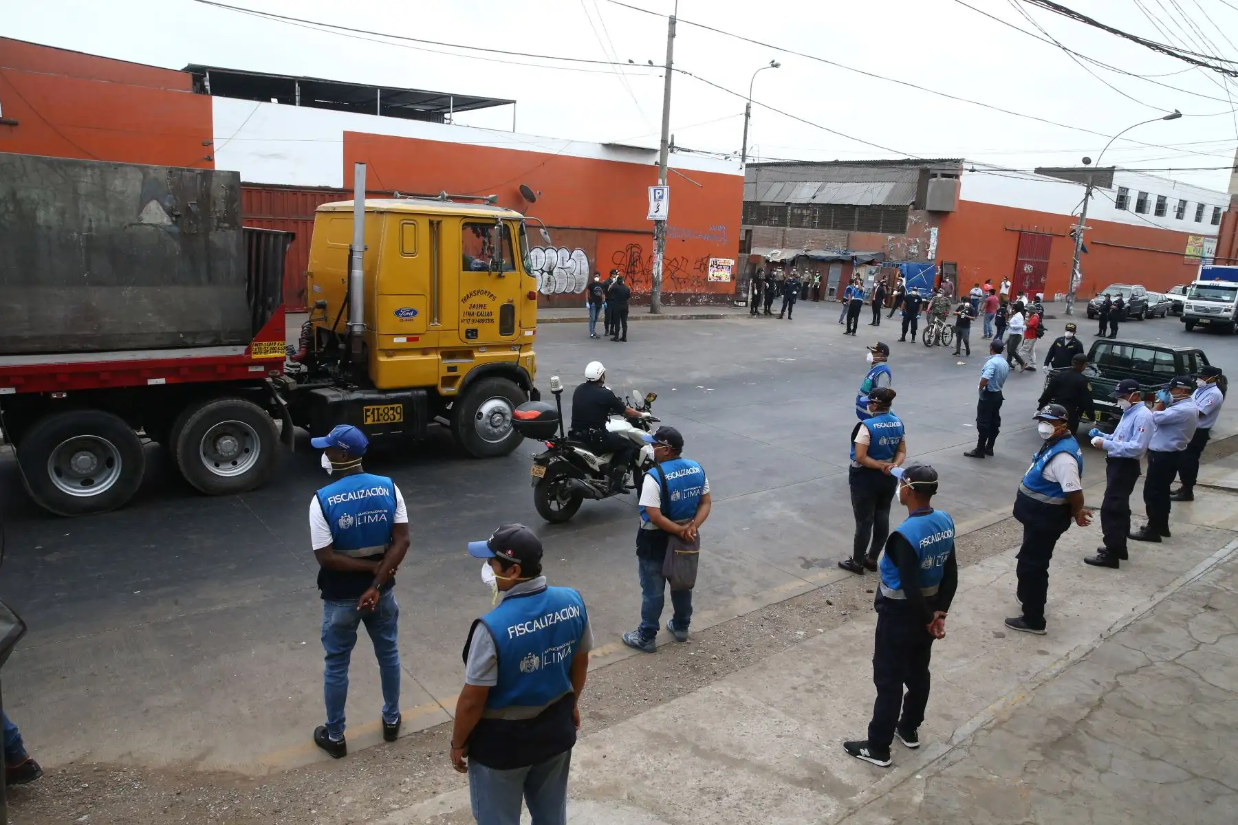 Municipalidad de la Victoria con apoyo de la PNP  realizó  esta mañana el desalojo de comerciantes ambulantes y "cachineros" en la Av. Nicolas Ayllon. Foto: ANDINA/Vidal Tarqui