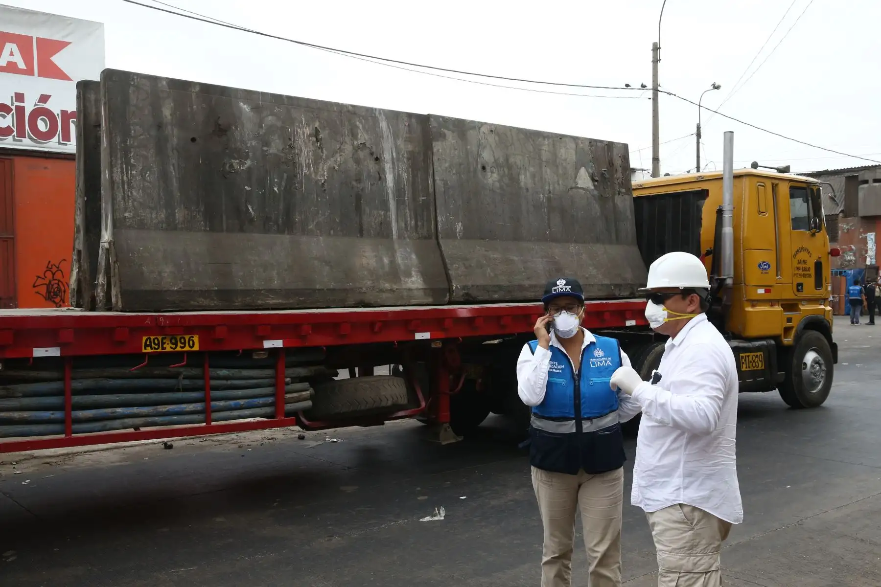 Municipalidad de Lima y la PNP realizaron la remoción de bloques de cemento que durante años había servido para que los ambulantes lotizaran diferentes sectores en la  Av. Nicolas Ayllon. Foto: ANDINA/Vidal Tarqui