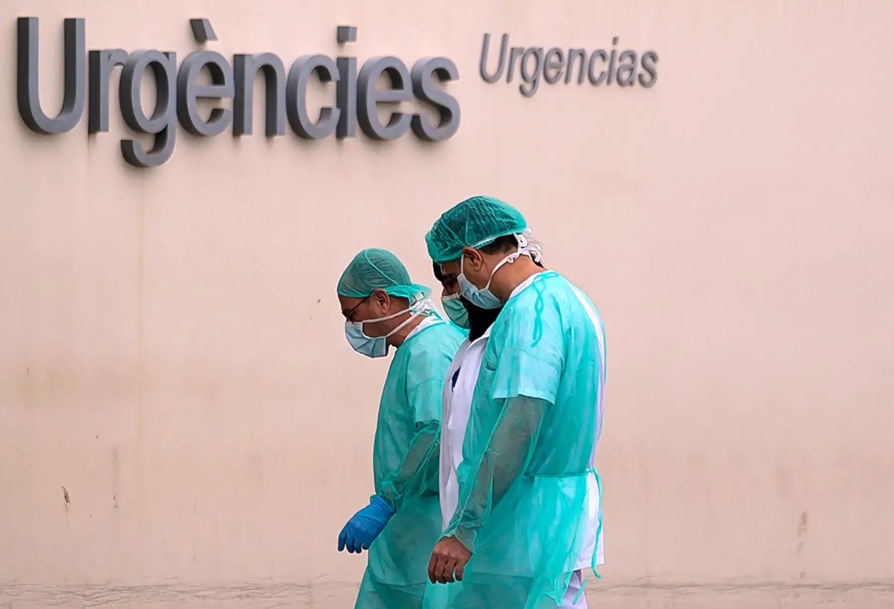 Un grupo de médicos vuelven a trabajar después de un descanso en el hospital La Fe el 25 de marzo de 2020, en Valencia, España. Foto: AFP